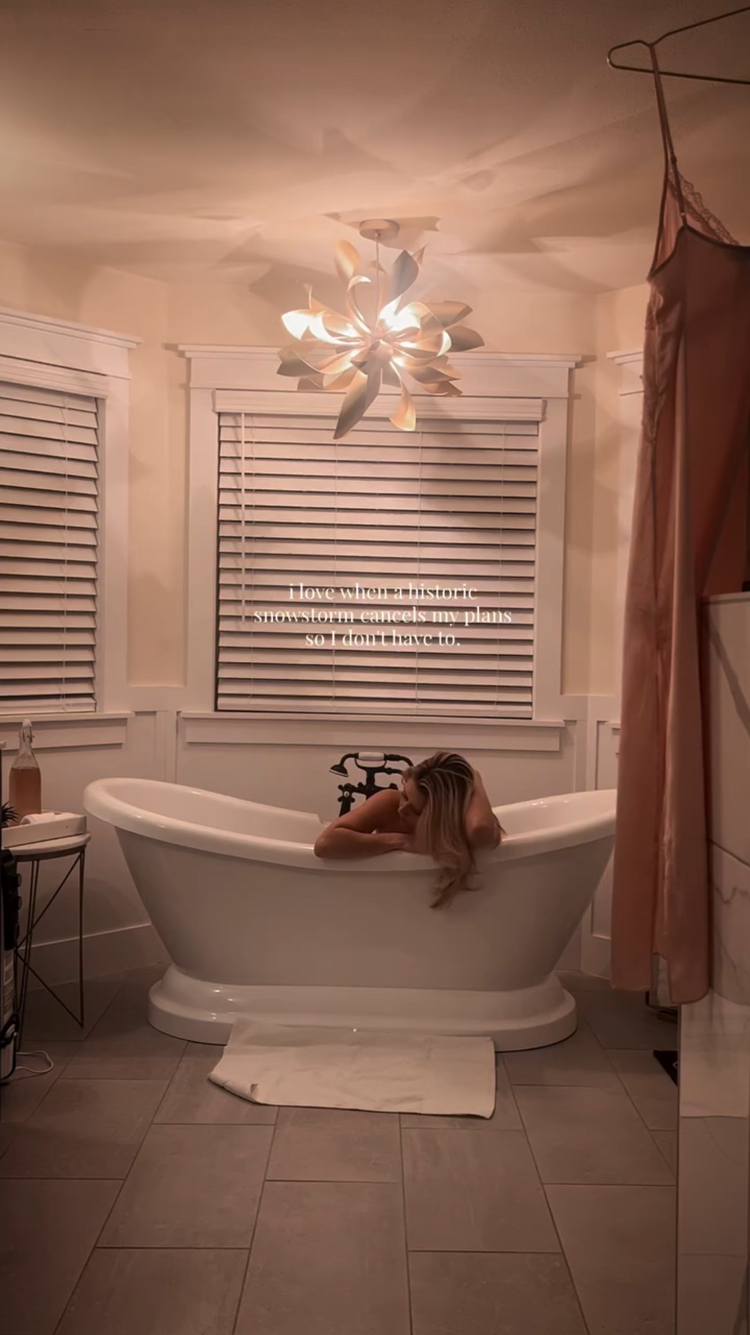 Just took off my daytime pajamas, poured a bath and about to put on my nighttime pajamas 🛁

Filmed in the Crosby Suite at the @plantationhouseboutiqueinn 

#snowday #snowstorm  #boutiquehotels #austin #cinematicvideo