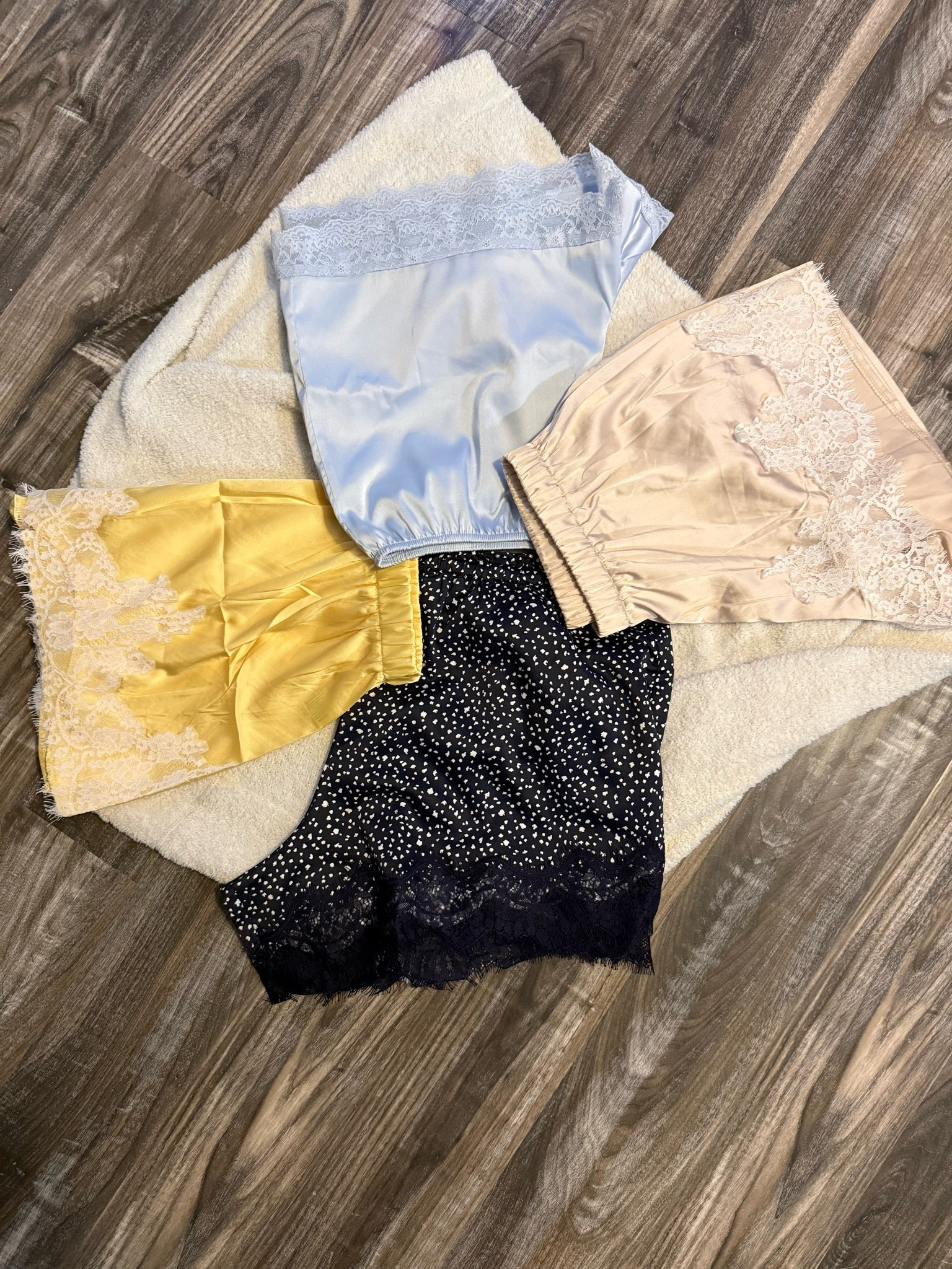 “Lizzie McGuire you are an outfit repeater” 🔂🔂🔁🔁 these lace trim shorts are going to be on repeat all summer long☀️


Current trend I’m loving / lace shorts / satin shorts / summer style

#LTKdayinmylife