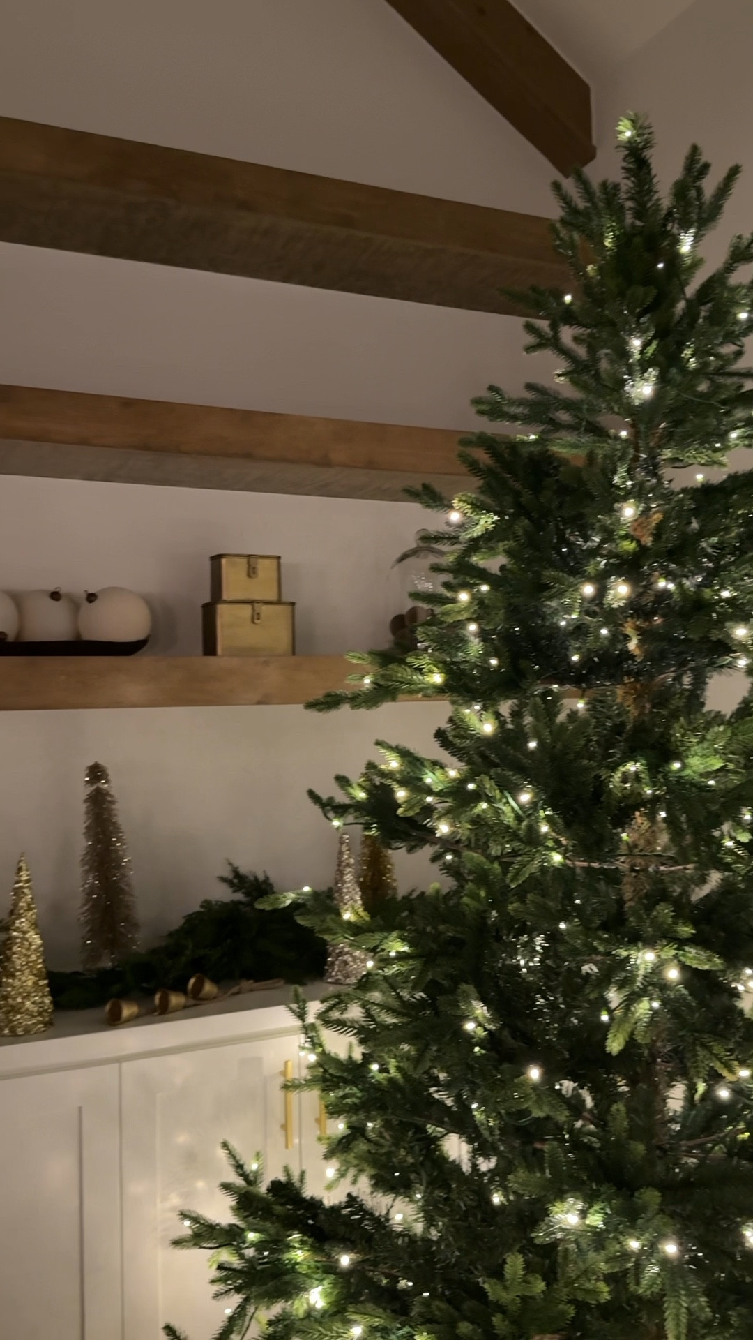 It’s November 1st so that means it can officially be Christmas decorating time!!

Faux Christmas tree, artificial Christmas tree with lights, Christmas garland, faux garland, neutral Christmas decor, gold Christmas trees, gold Christmas decor, Christmas bells, velvet Christmas ornaments, flocked Christmas ornaments, Christmas decor ideas, Christmas decor inspo, Christmas decor inspirations, transitional Christmas decor, prelit Christmas tree, Christmas shelf decor, Christmas shelf decorating, viral Home Depot Christmas tree, viral Christmas tree 




#LTKHome #LTKSeasonal #LTKHoliday