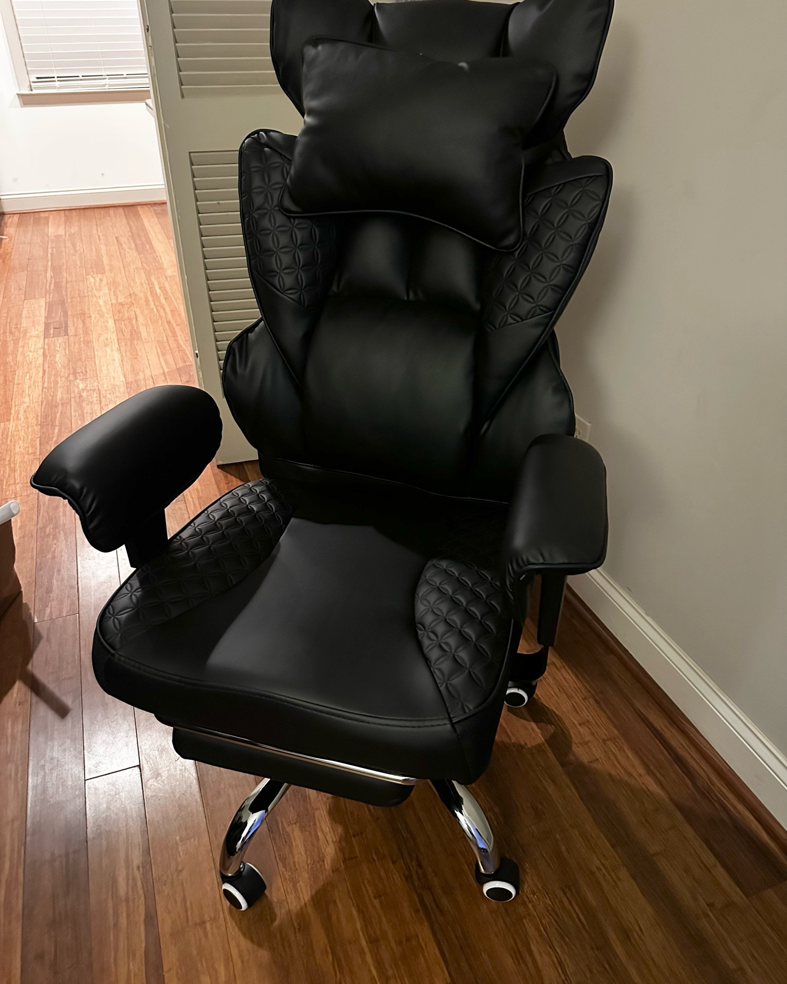 New office chair 🖤

#amazon #homeoffice #office #chair

#LTKHome #LTKWorkwear #LTKdayinmylife