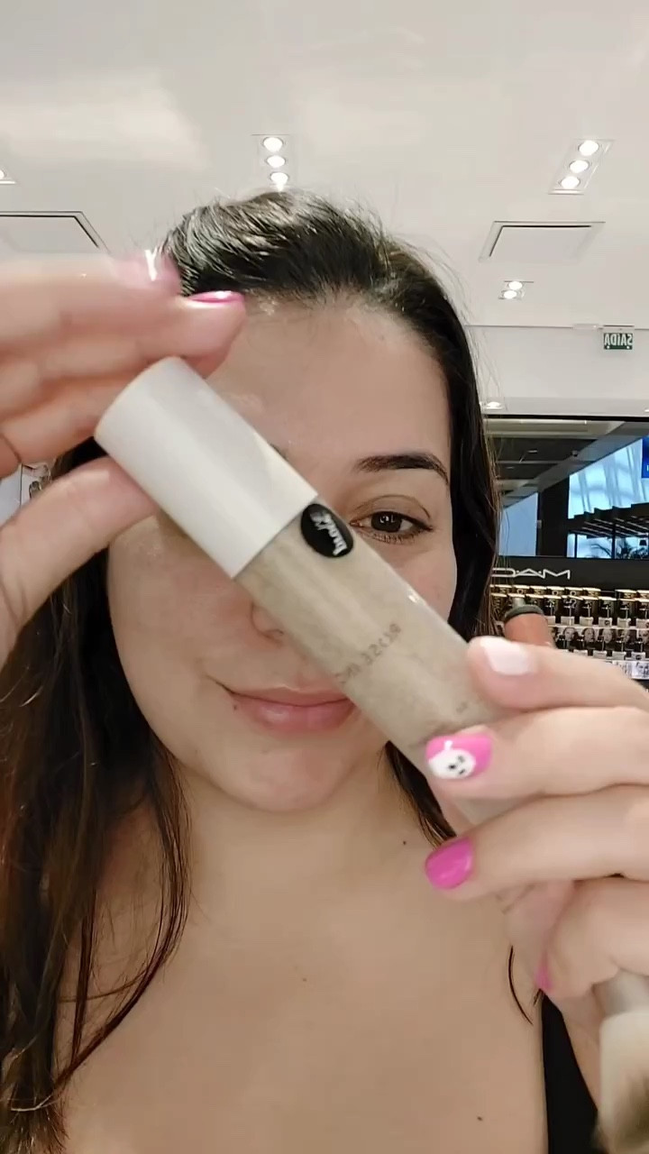 Rose Inc desembarcou no Brasil e aproveitei que estava na Sephora para testar os
produtos da marca.
Devo dizer que a proposta de beauty care muito me seduz. Esse conceito de cuidar da pele e se embelezar ao mesmo tempo é extremamente de prático e funcional para quem, assim como eu, se preocupada com a saúde da pele.
No vídeo estou testando a Base Serum e o corretivo; e devo dizer que as primeiras impressões me deixaram bem satisfeita.
O resultado final foi uma pele extremamente hidratada, luminosa, natural, perfeita para quem tem a pele um pouco mais seca (euzinha no caso
₴).
A marca se destaca exatamente pela sua preocupação com o cuidado da pele, com seus componentes enriquecedores das suas fórmulas. Por ser do grupo Amyris (dona da Biosanse) expectativas foram criadas, e atendidas.
Ansiosa para ver o efeito dos produtos a longo prazo, lembrando que todas essas considerações são primeiras impressões de DOIS dias de teste.
Uma observação a se fazer sobra a Base é que, por ser um produto muito leve e fino, senti um pouco de dificuldade para encontrar o meu tom.
No primeiro dia acabei escolhendo uma cor que, a primeira vista, estava tudo certo, mas depois vendo fotos eu estava muito mais clara que o meu tom a 6g (acontece de errar kkkk).

#LTKbrasil