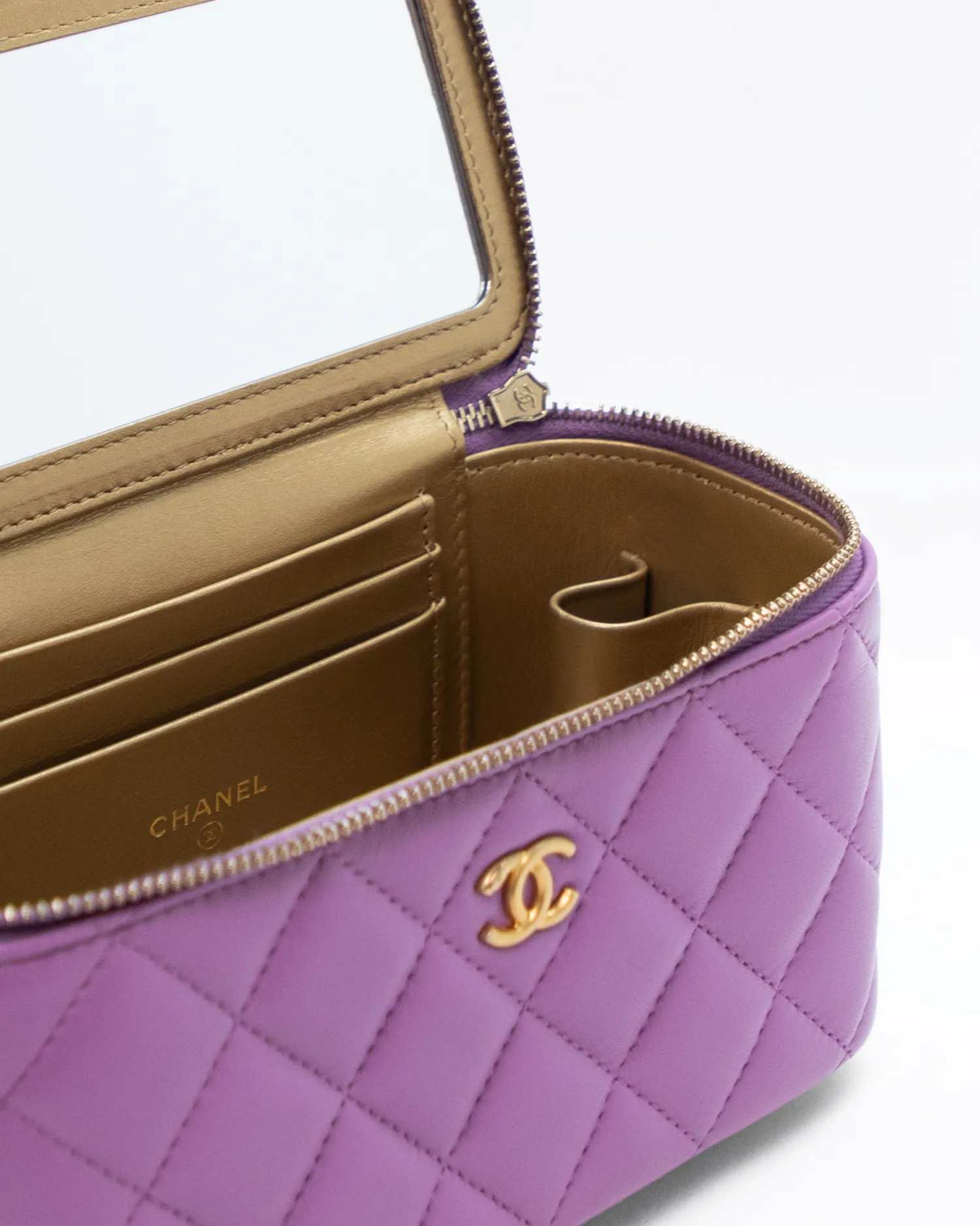 Pearl Crush Quilted Vanity with Chain | Vivrelle