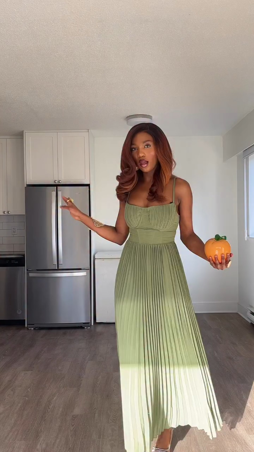 Let your dress do the talking this season lovelies 💃💃
I am so ready for Christmas and the new year festivities 🥳. Bonus point, I get to wear this beautiful dress from @rihoas_official lovelies 💕save some money using my discount code sheyii12. 
#holidaypartyoutfit #rihoas #christmas #dresses #newyearseveoutfit