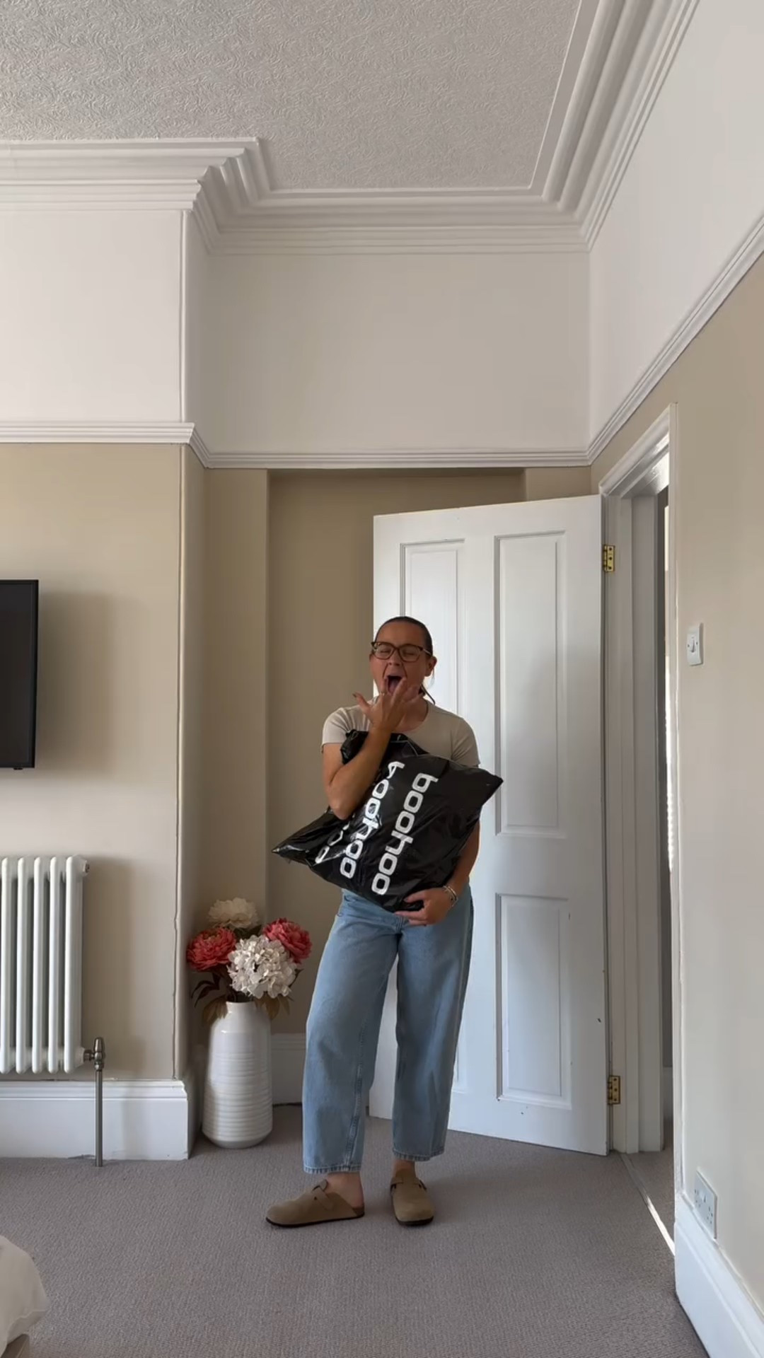 Styling last years viral Suede Trench 🤎🍂

oh she’s perfect! I finally got my hands on her and I get the hype. Here’s just a few simple ways I’d personally style the jacket, throw in a cream canvas tote bag and you’re golden. 

Which look do we like more 1,2 or 3 ?? 🤔 

•
•
•
#stylereels #dailystyle #autumnstyle #autumnoutfits #fallfashion #trenchcoat #bohooutfit #mystylediary #outfitideas #falloutfit #autumncolours #cozystreetwear #suedejacket