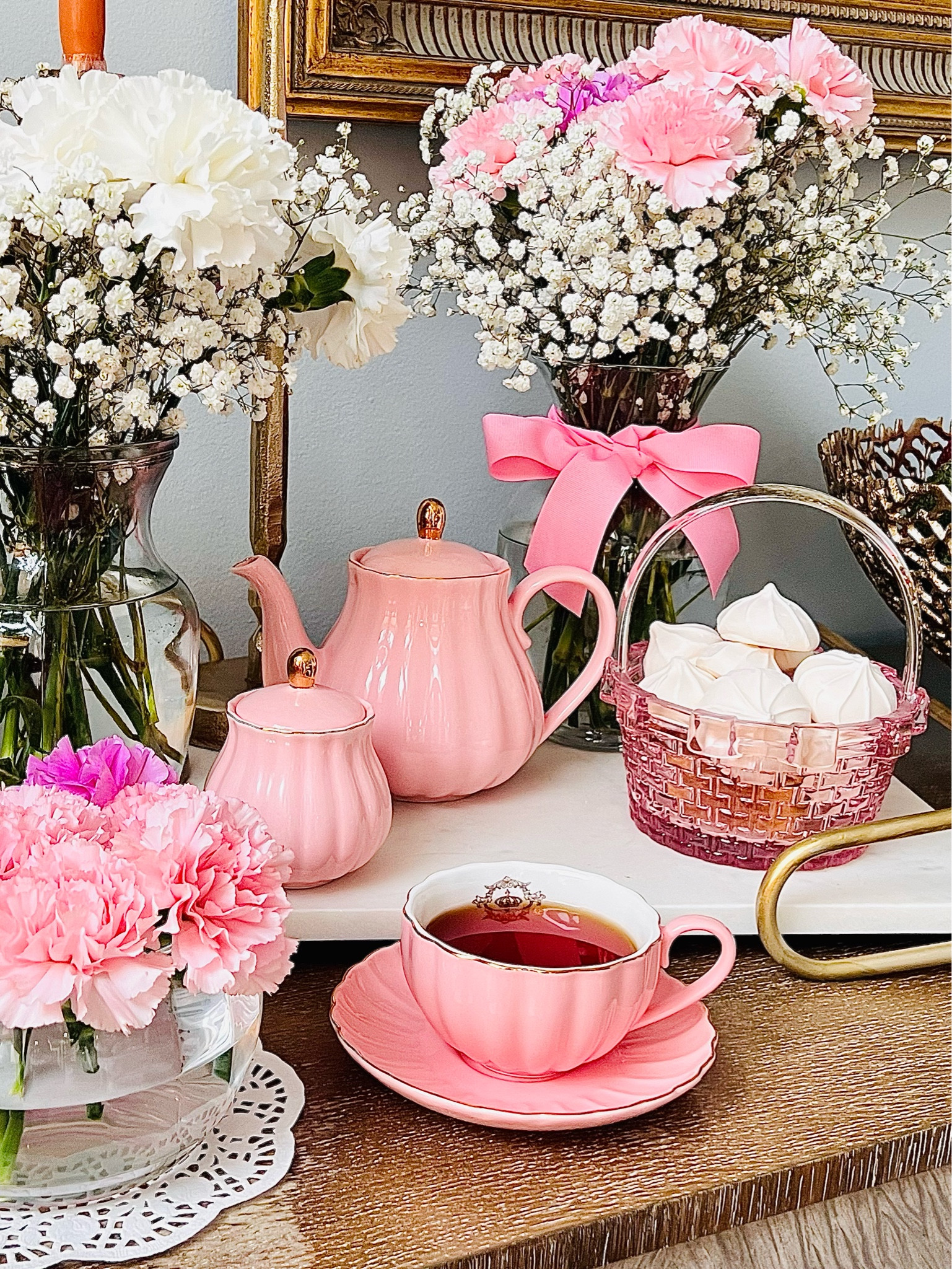 Life is better with pink! Bright up your mothers day brunch with beautiful pink tablescape 🌸
#mothersdaygift #tablescape #china #teasetting #tablestylist #tablesetting 