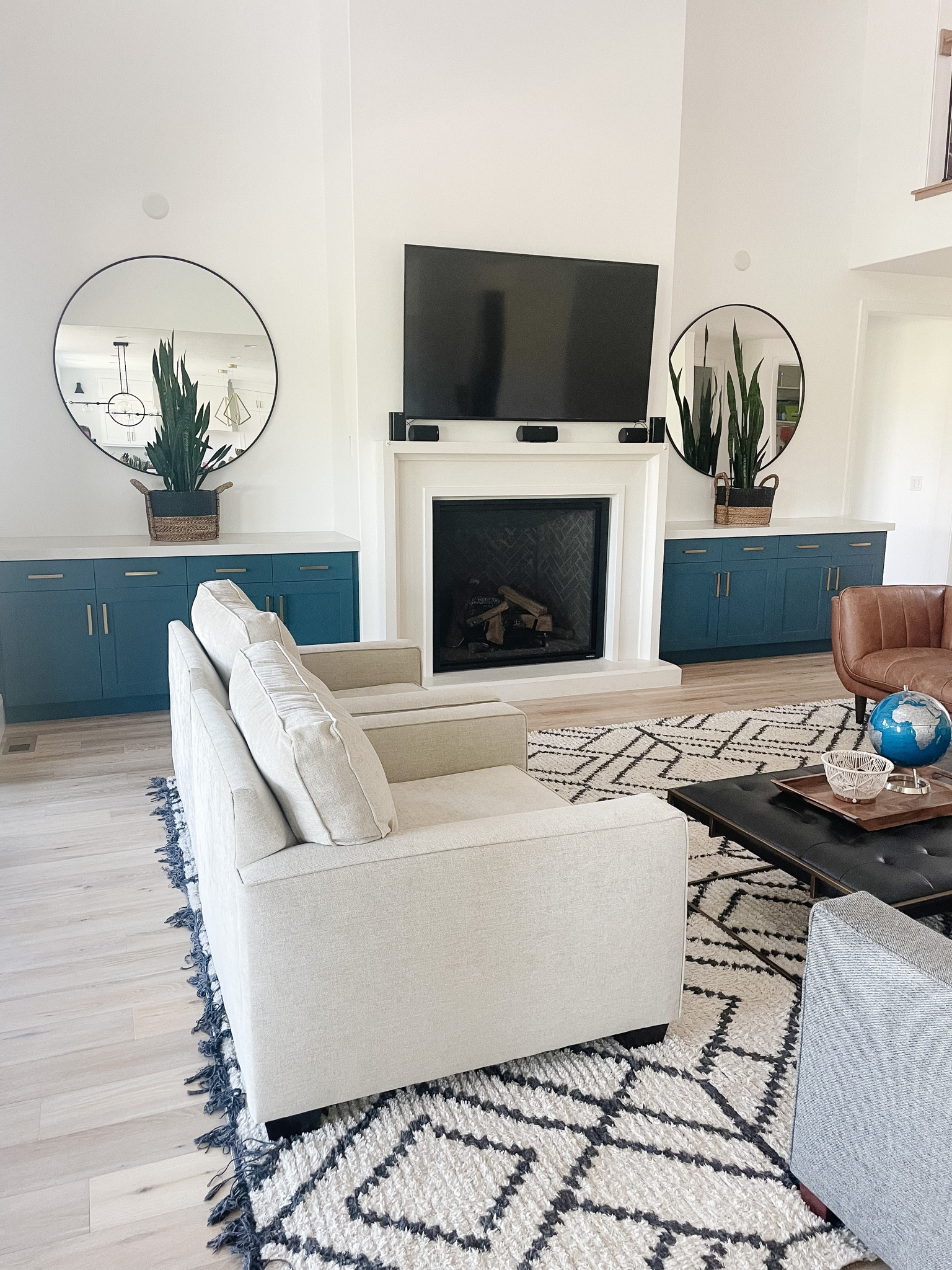 These black round mirrors at the wow factor! They also come in gold🙌🏻

#LTKhome