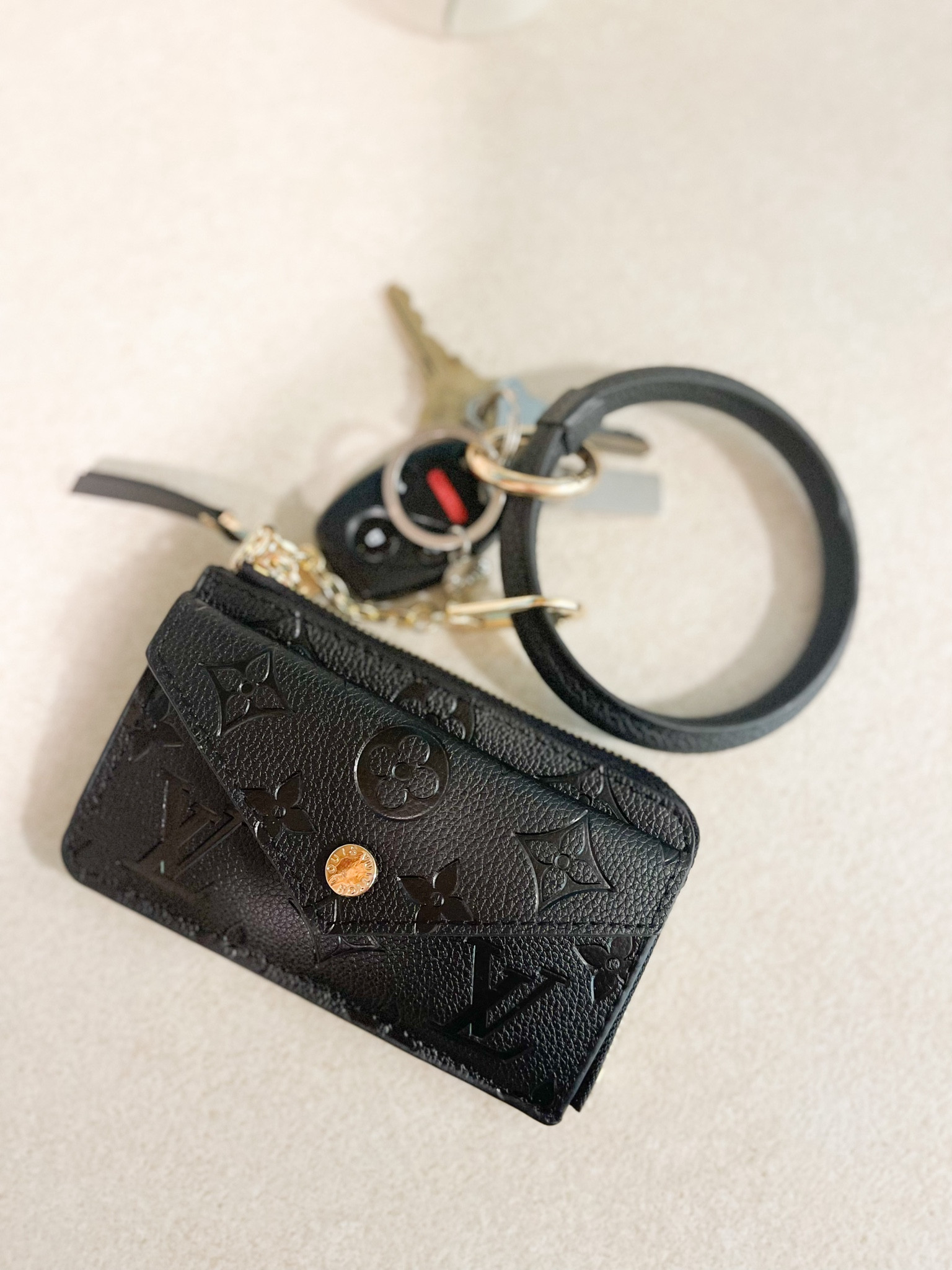 LV Recto Verso find!


Louis Vuitton 
DHgate 
Dupe finds 

#LTKitbag #LTKfindsunder50