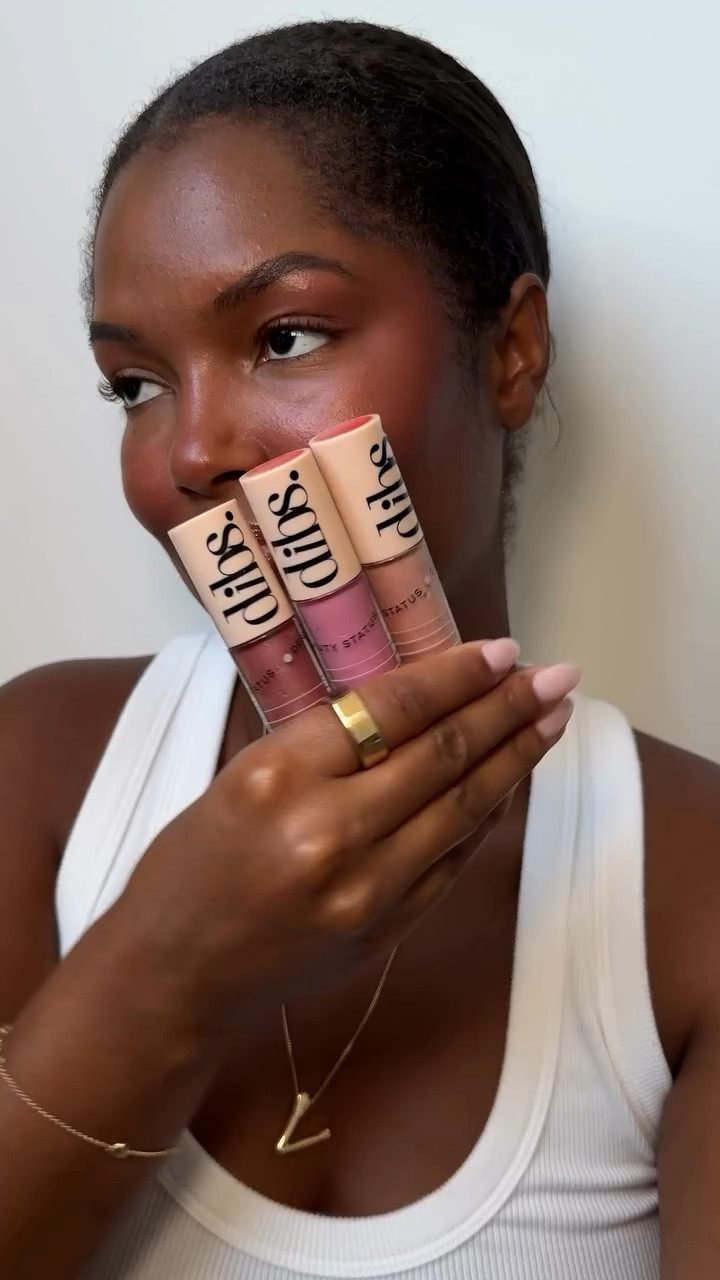 Gloss and glow! @dibsbeauty has some new and very pretty #lipgloss shades 🤍🍓 

#summermakeup #liptint #glowymakeup #dibspartner