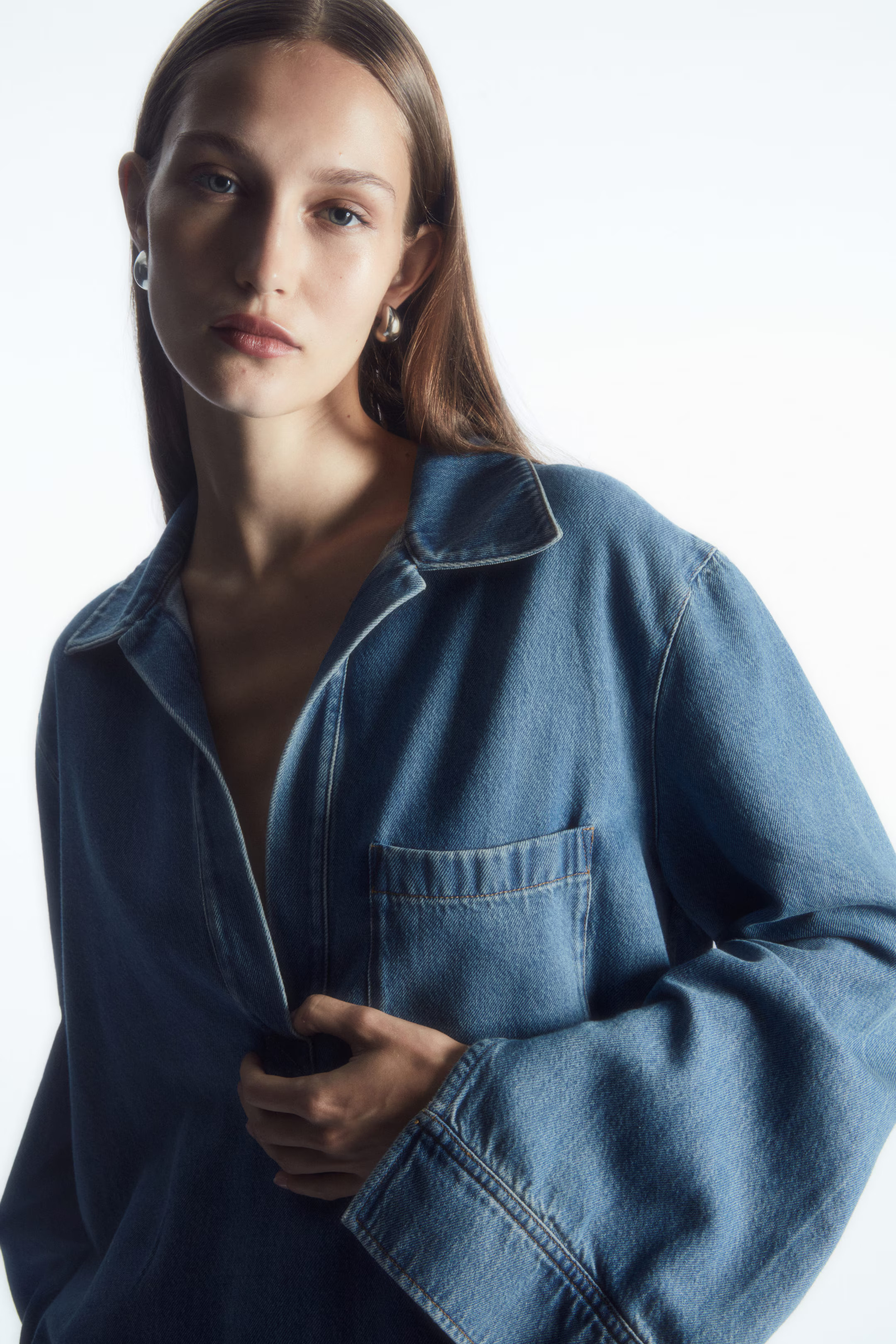 TOP COL EN V DENIM - BLEU DÉLAVÉ | COS (EU)
