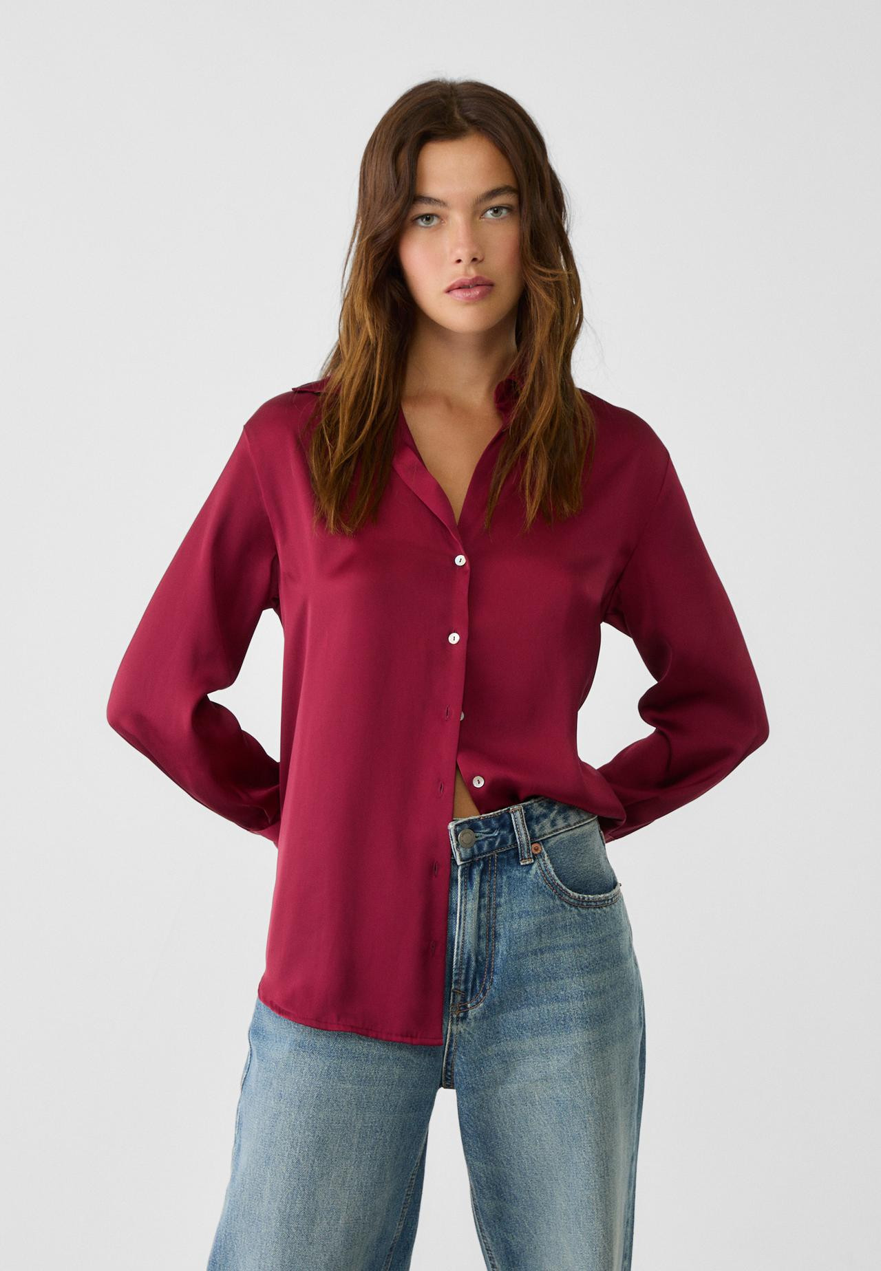Camicia in satin con colletto a revers19,99 € +4Selezionare taglia | Stradivarius (IT)