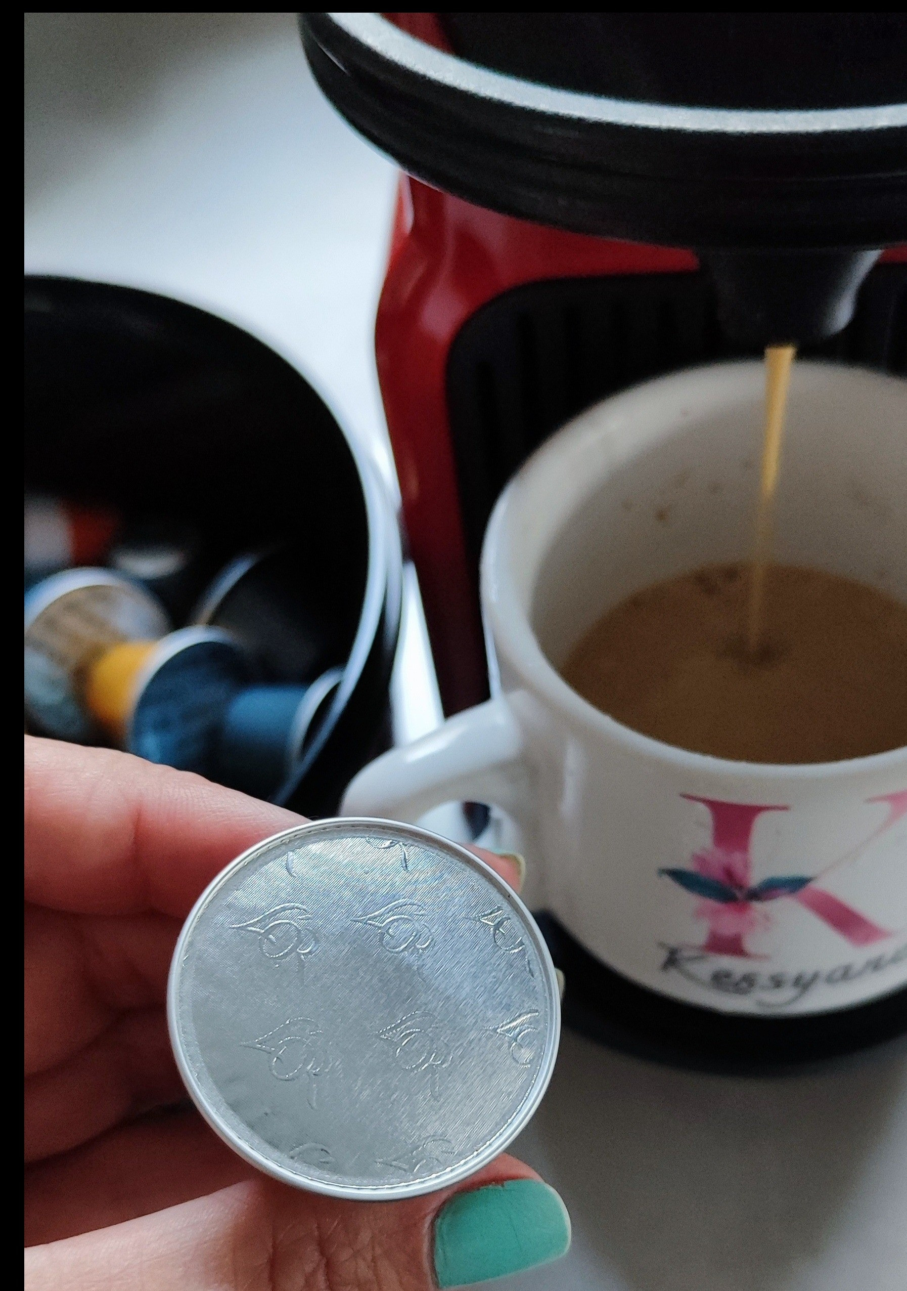 Ah um cafezinho na hora que acorda bem prático rápido só pegar a cápsula colocar dentro da cafeteira e está pronto. 

#LTKfamily #LTKbrasil #LTKhome