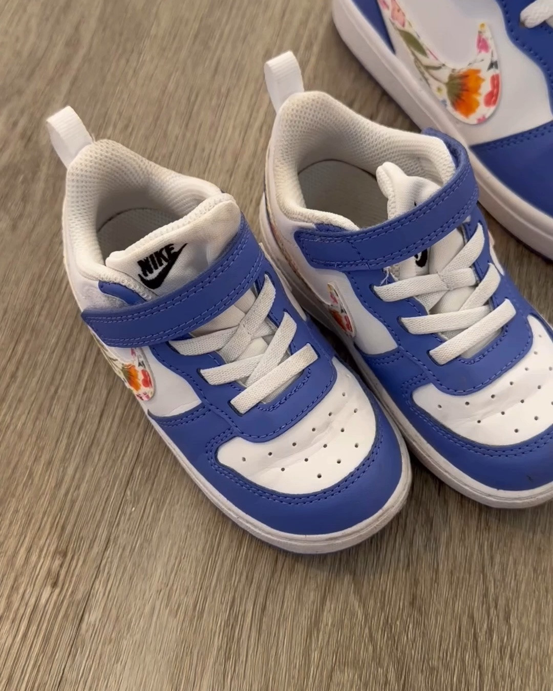 Matching shoes with my 3 year old 😍
