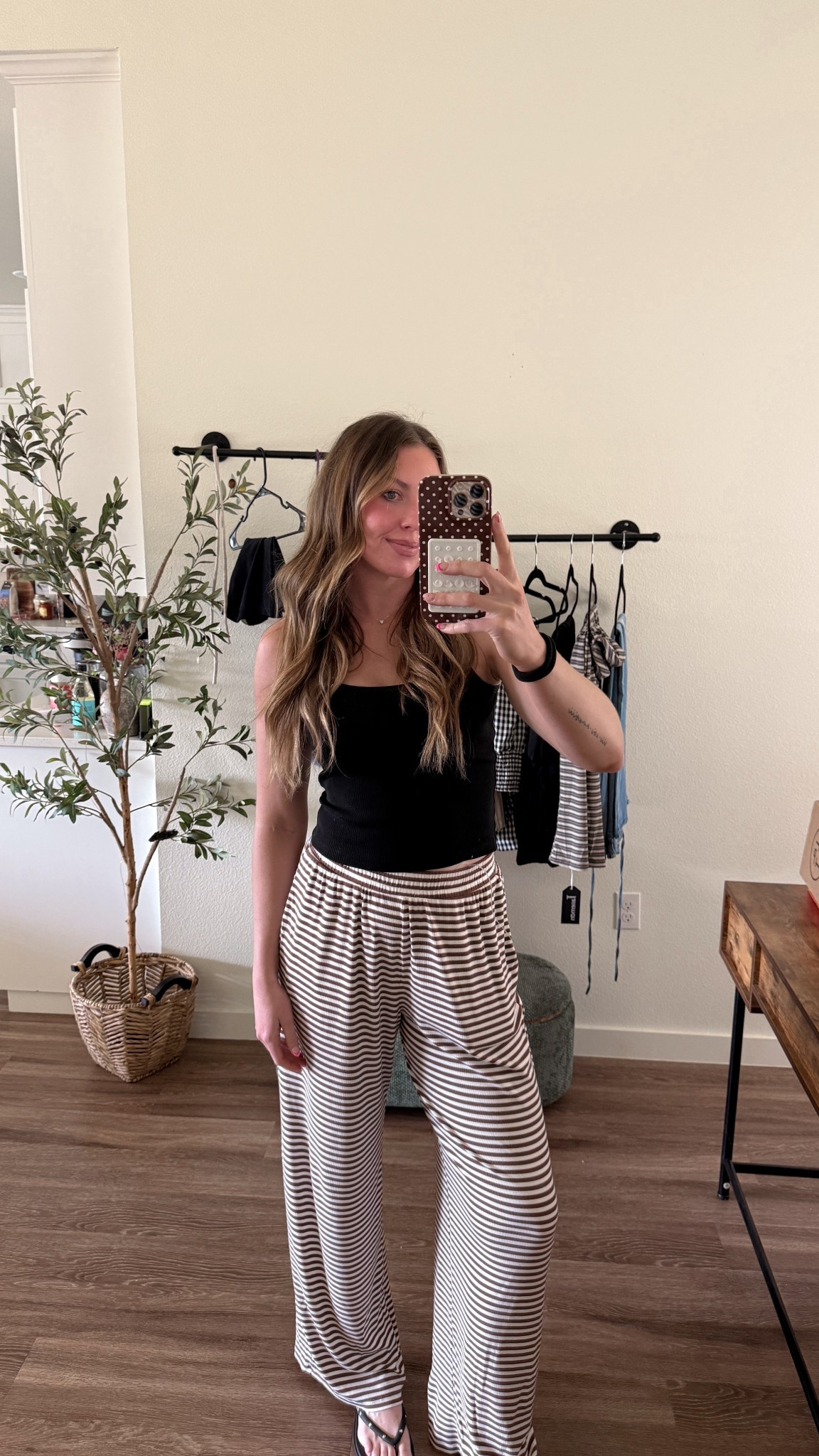 Today’s comfy but cute Sunday cozy outfit! Wearing a medium in too & small time in stripe lounge pants 
