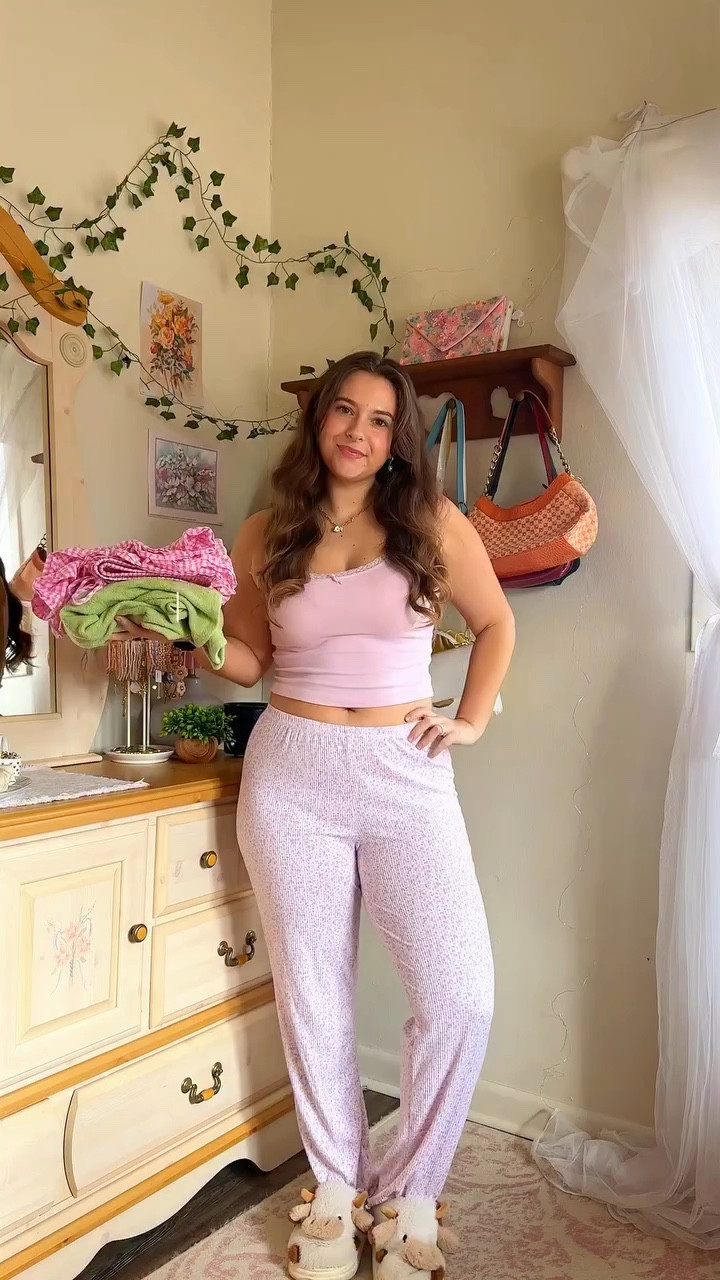 Recreating a Pinterest outfit for spring! Isn’t pink and green the perfect combo? 🌷🌿
#springoutfit #outfitinspiration #outfitideas #fashioninspo #springvibes