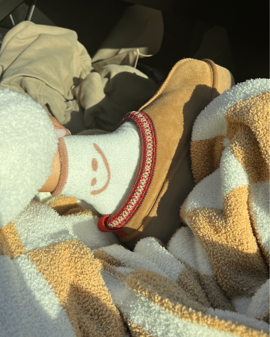 Road-trip outfit 🤎 these tazz Uggs are perfect for an on the go look - they’re in stock now! These sold out fast last year so now is the time to buy 🫶🏼 I size up one size in the tazz Ugg slippers. 

Fall outfit; road trip outfit; mom outfit; fall style; road trip style; Ugg slippers, cozy blanket; checkered blanket; smiley socks; cute socks; Christine Andrew 

#LTKstyletip #LTKshoecrush #LTKSeasonal