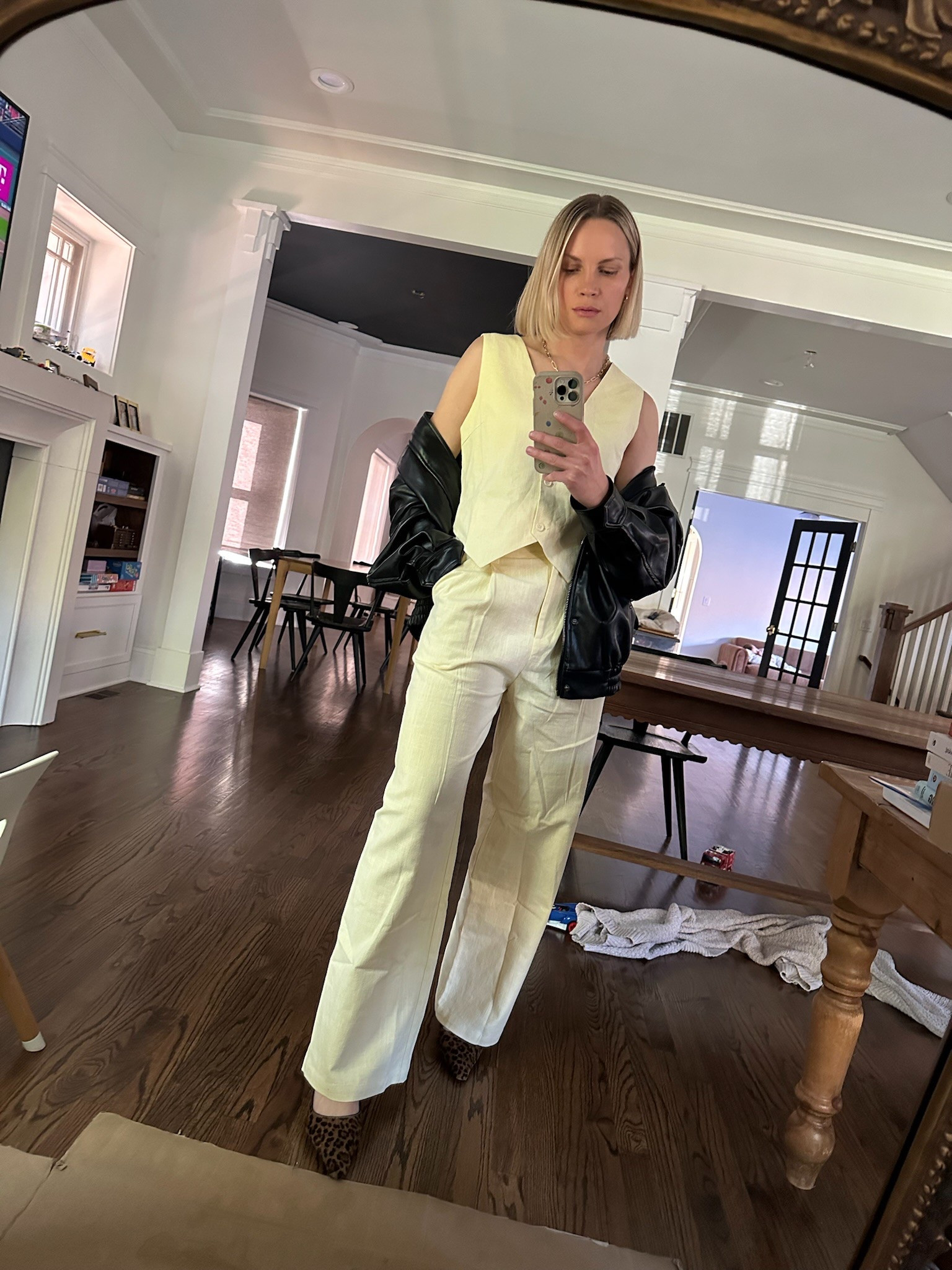 girl’s night out ootd 💛

matching set | butter yellow | vest top | leather jacket