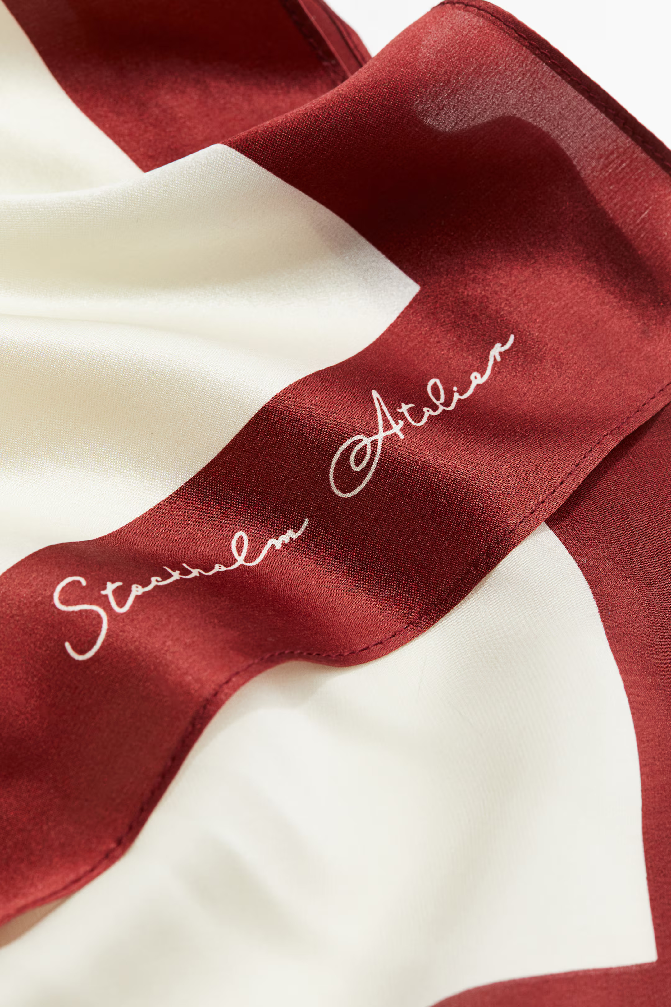 Pañuelo estampado de seda - Crema/Rojo oscuro - MUJER | H&M ES | H&M (FR, IT, ES, PT, BE)