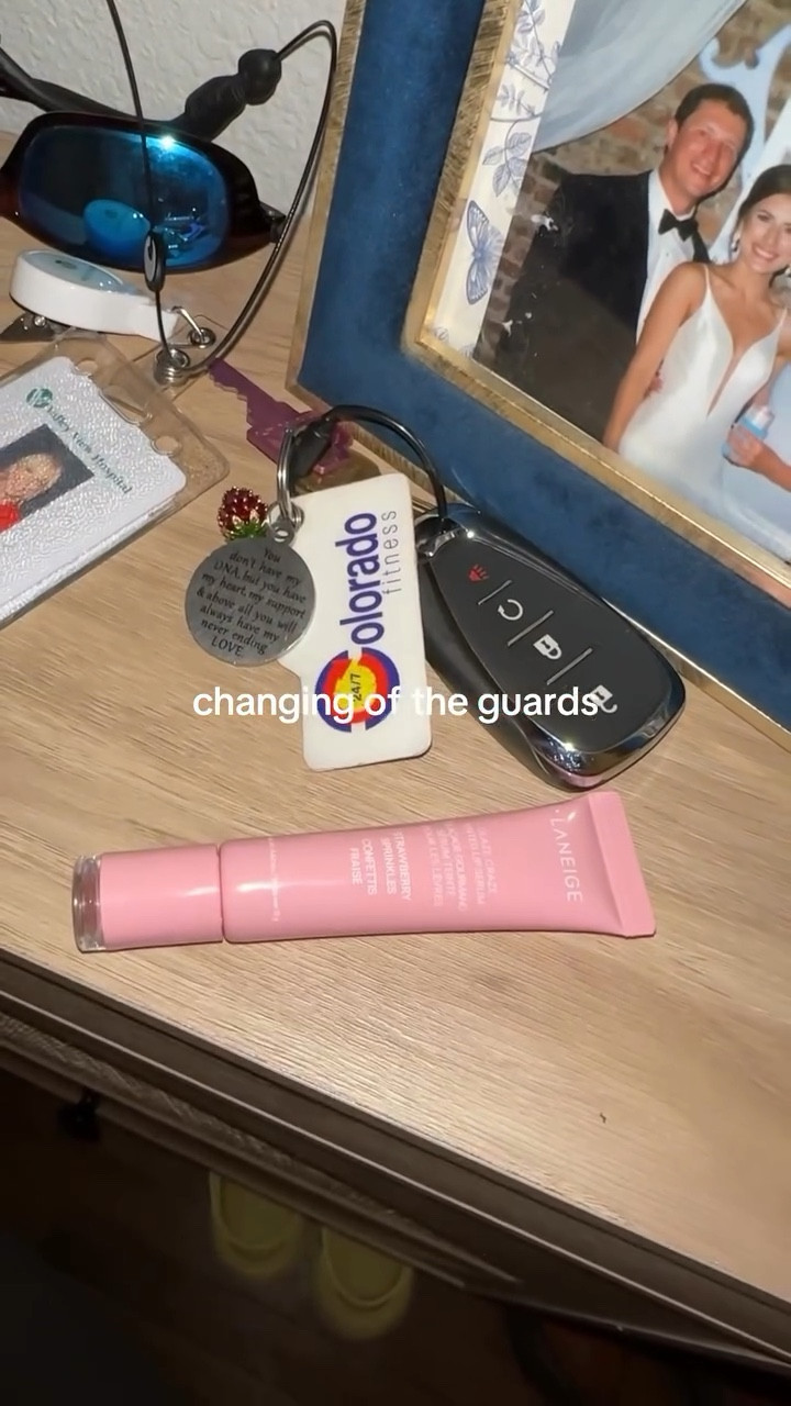 the new @laneige_us glaze craze is hands down my favorite lip treatment I’ve used!! idk if anything will beat it

#lipbalm #liptreatment #laneige #glazecraze