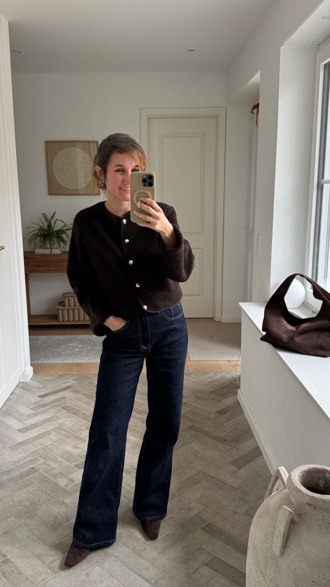 Endlich hab ich die schöne Teddy Jacke in meiner diesjährigen Lieblingsfarbe Braun ergattert 🥰 trage XXS bei der Jacke (ist aktuell sogar um 20% reduziert) und Größe 27/ Länge 30 bei der Wide Leg Jeans bei 163cm

#LTKwinter #LTKdeutschland #LTKpetite