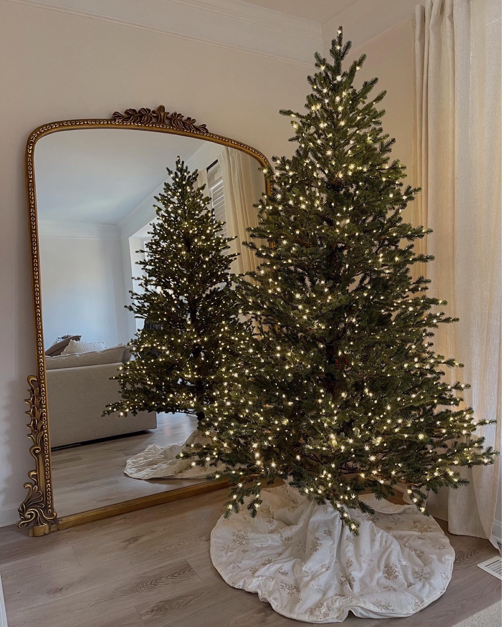 Viral Home Depot Christmas tree. 🎄
Super realistic, full and easy to install. 