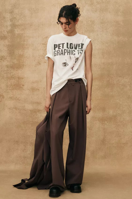 Pantaloni a vita alta con passanti per cintura. Tasche a filetto sul retro. Cintura multiposizion... | Zara IT