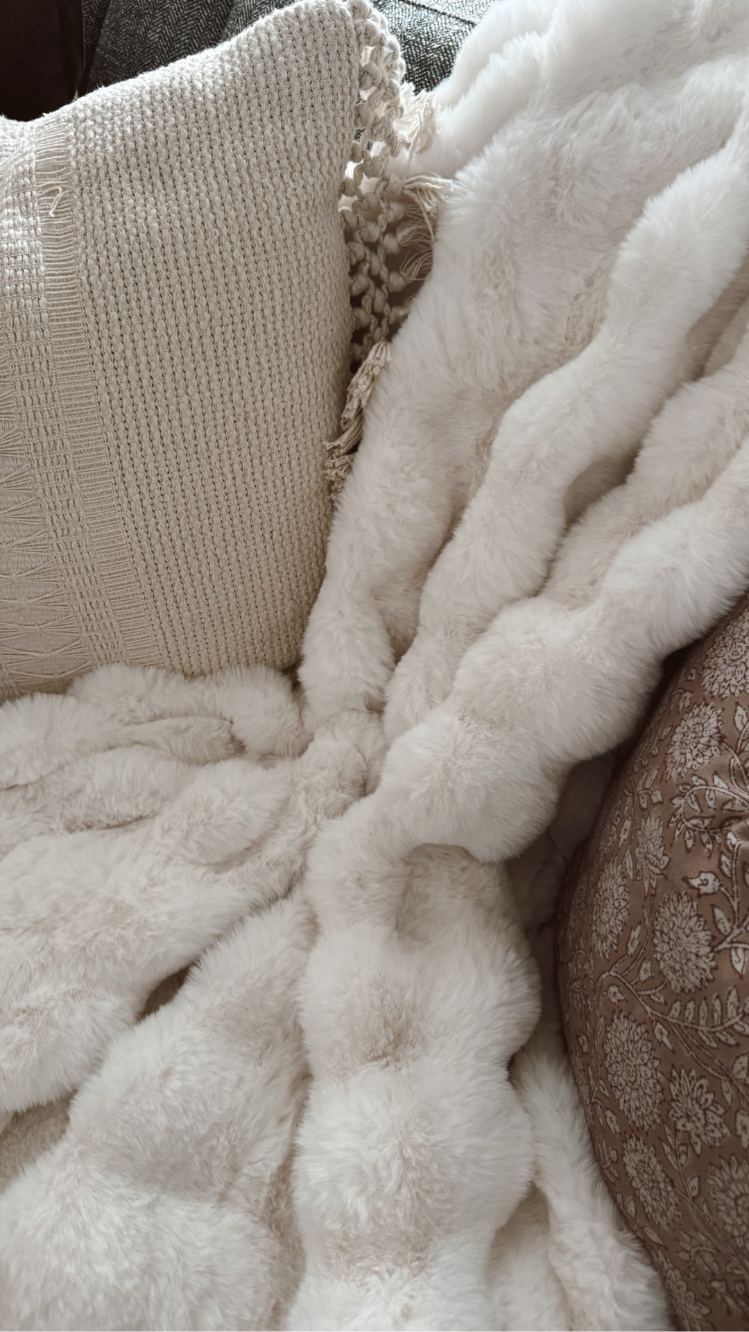 This light beige blanket is so soft and beautiful! 😍 the price is too good and this is the size 50”x60”. Comes in multiple sizes and colors! 

#LTKHome #LTKSeasonal #LTKU
