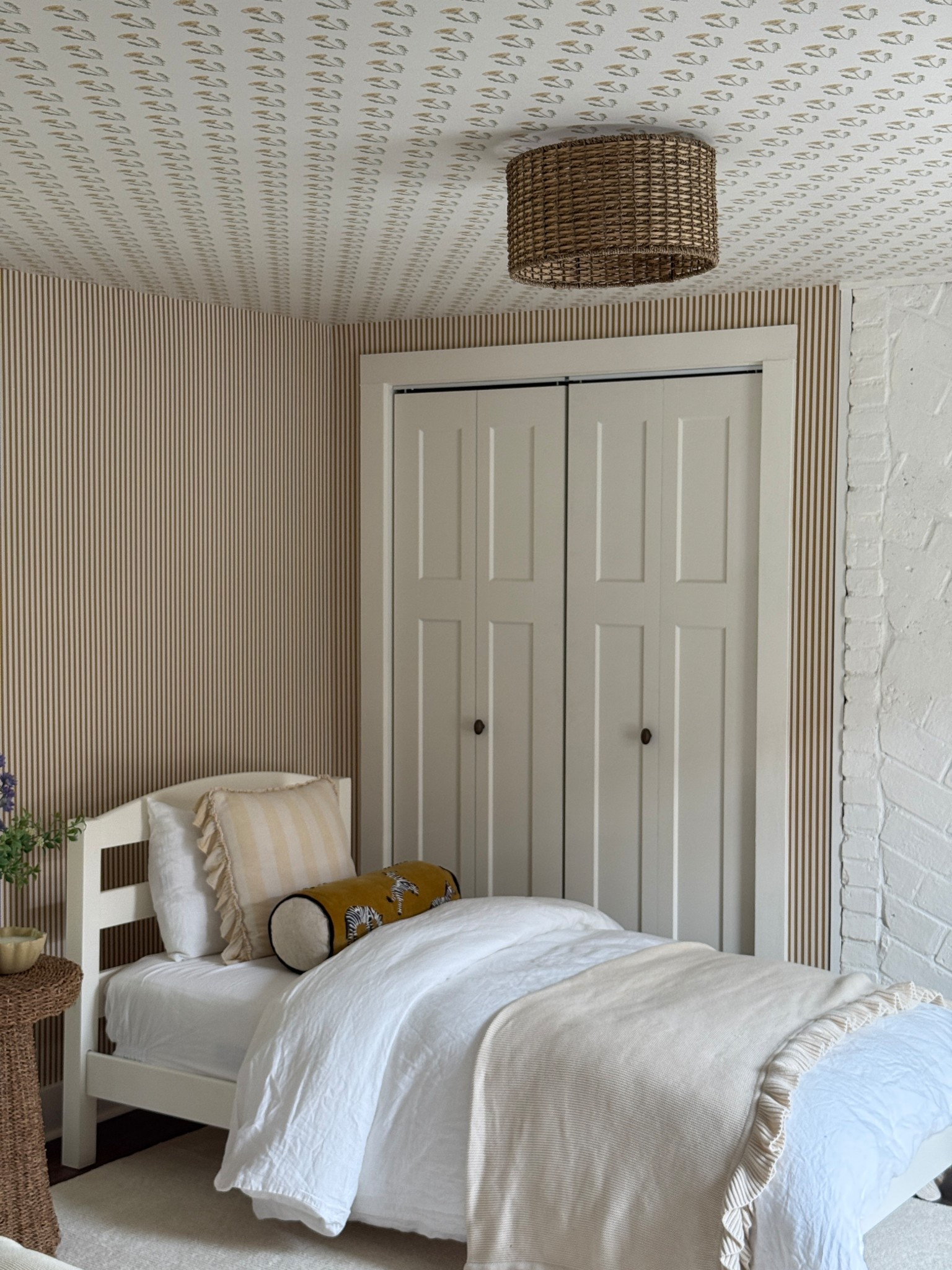 makeover at the Trackside house, the twin bed room at our air bnb is one of my favorites! #rugsdirect #twinbeds 