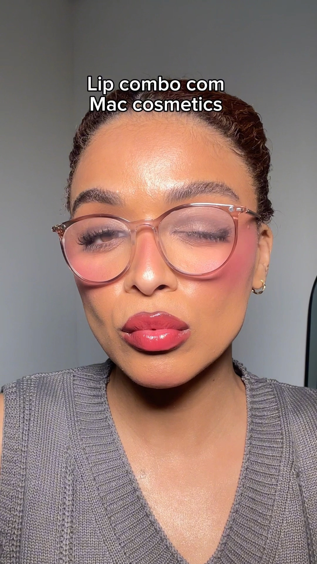 Lip combo com lipglass de Mac, não é um gloss comum nao! 

Um gloss que hidrata, trata e ainda entrega brilho de efeito espelhado?
Sim, é ele: o Lipglass da MAC!
Ganhei esse presente em um evento da marca e desde então, virou vício real.
Textura leve, nada pegajosa, fórmula com óleos botânicos e lábios visivelmente mais preenchidos.
É o tipo de produto que entrega TUDO.

#LTKbeleza #LTKbrasil