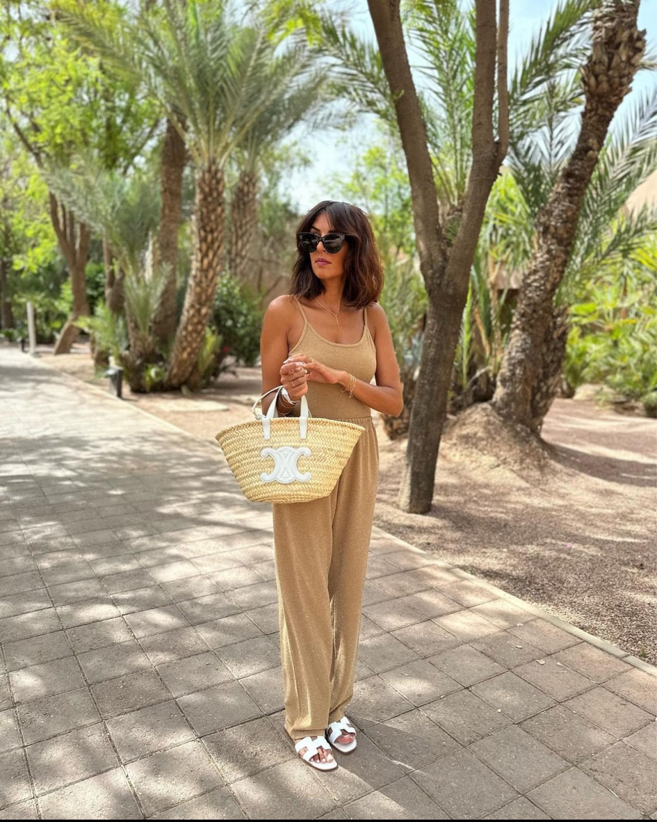 Combinaison pantalon fluide, combinaison beige à bretelles, combinaison d’été, sandales Oran Hermès blanches, claquettes Hermès blanches 

#LTKSeasonal #LTKshoecrush