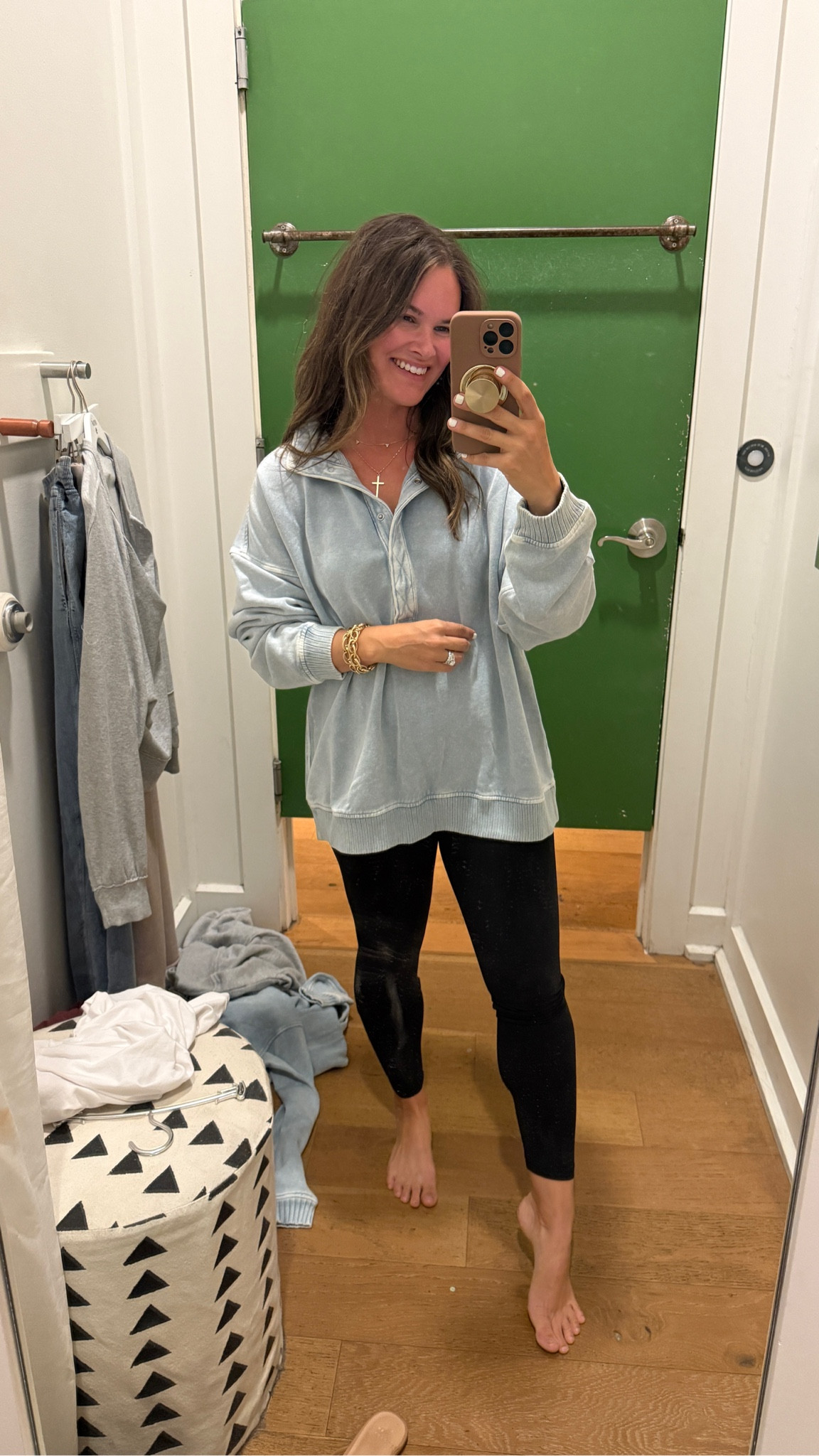 Comment “PULLOVER” for links.
The viral Aerie pullover everyone’s obsessed with 😍on sale!
It’s cozy, flattering, and the perfect throw-on for chilly fall mornings. I get why it went viral — it feels luxe but it’s actually affordable 🙌

✨ Soft, oversized fit for that effortless look
✨ Works with leggings or jeans
✨ Comes in so many perfect fall colors 🍂 #AerieOutfit
#FallOutfitInspo
#CozyStyle
#AffordableFashion
#EverydayOutfits


#LTKgrwm #LTKSaleAlert #LTKActive