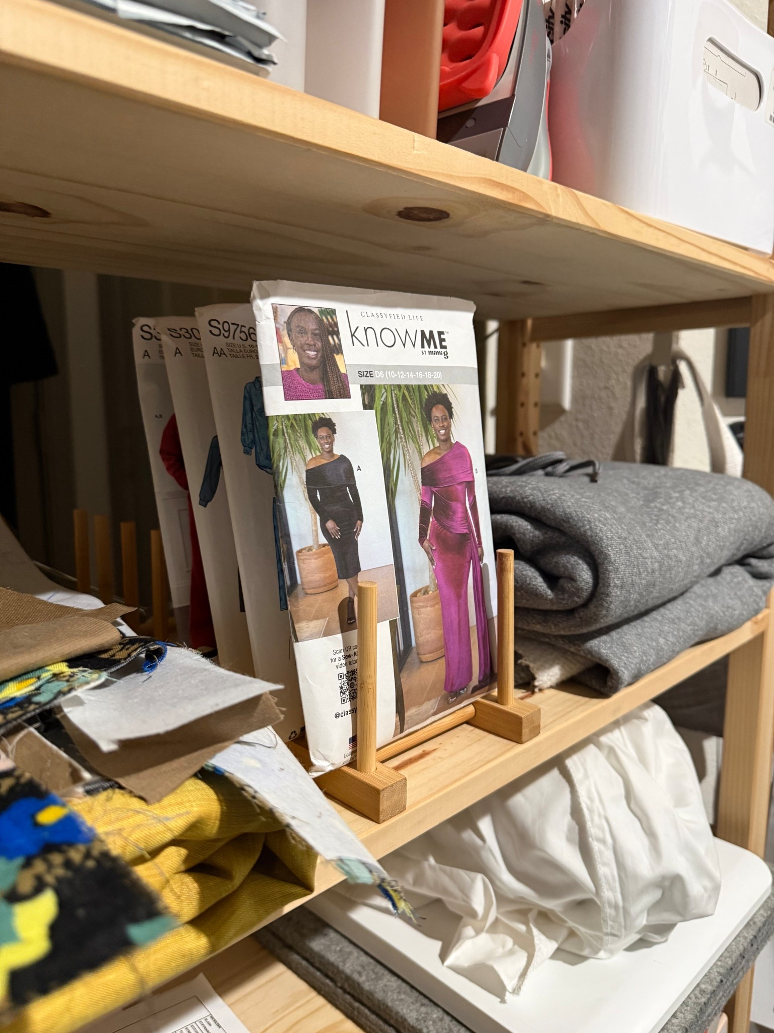 Displaying my latest pattern and right behind it are my upcoming project. A nice way to display them and keep them in my line of sight  