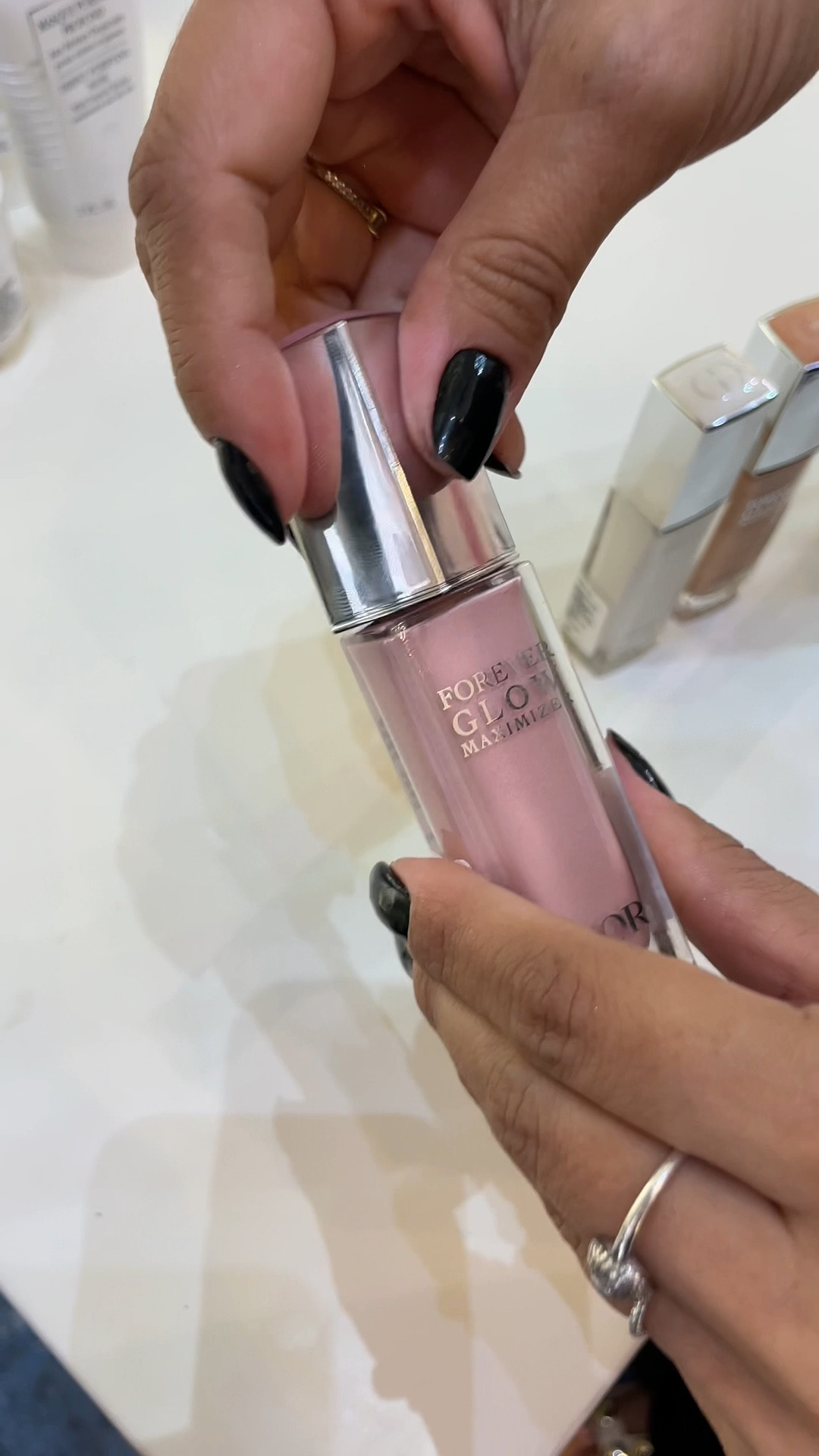 Testei o lançamento da Dior, esse é o iluminador Forever Glow Maximizer, na cor PINK, vi na pele as 4 cores disponíveis e vocês precisam entender como são essas partículas de brilho, parece que elas se fundem a pele dando aquele glow muito natural!
Tecnologia e luxo a combinação perfeita! 

#LTKgiftguide #LTKbrasil