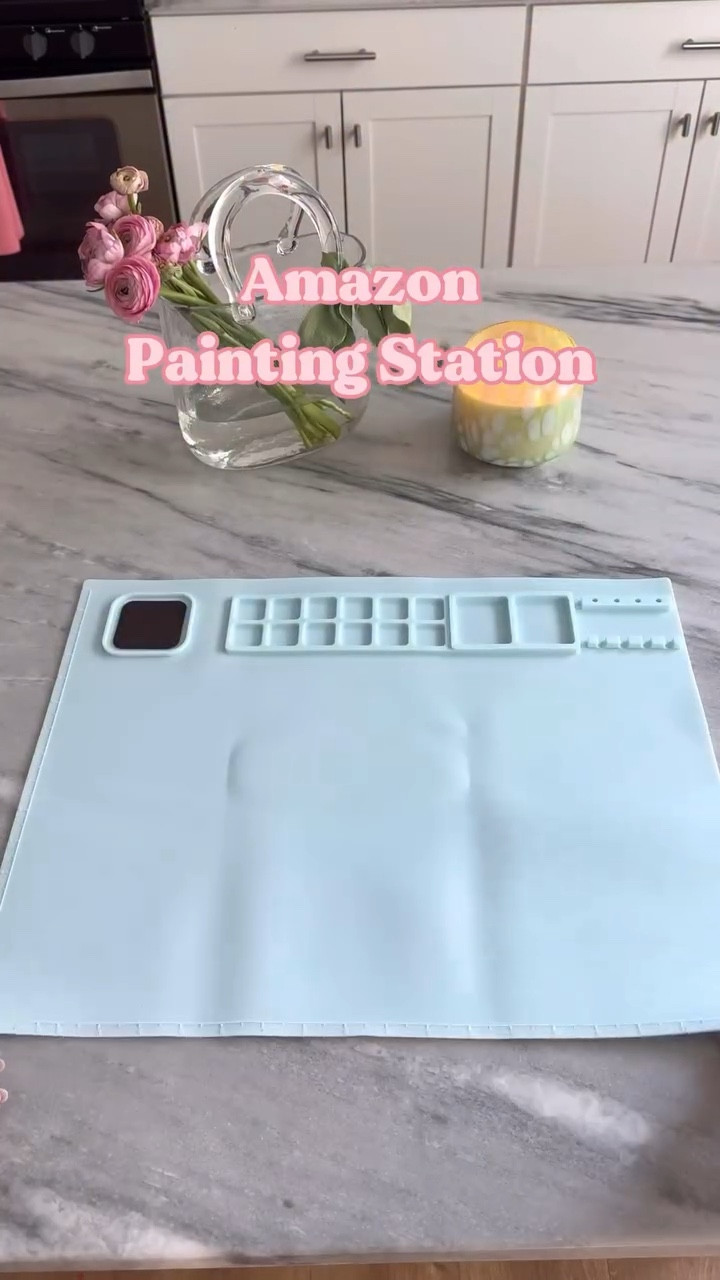 Comment “PAINT” and I’ll send you a 🔗🩷✨🦋

The perfect mat for your creative kiddo. You could also use it when they play with playdough.