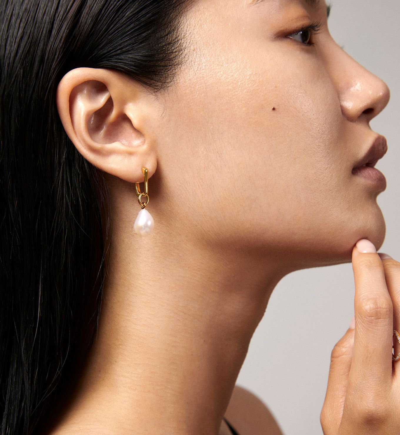 Alta Capture Pearl Huggie Earrings | Monica Vinader (Global)