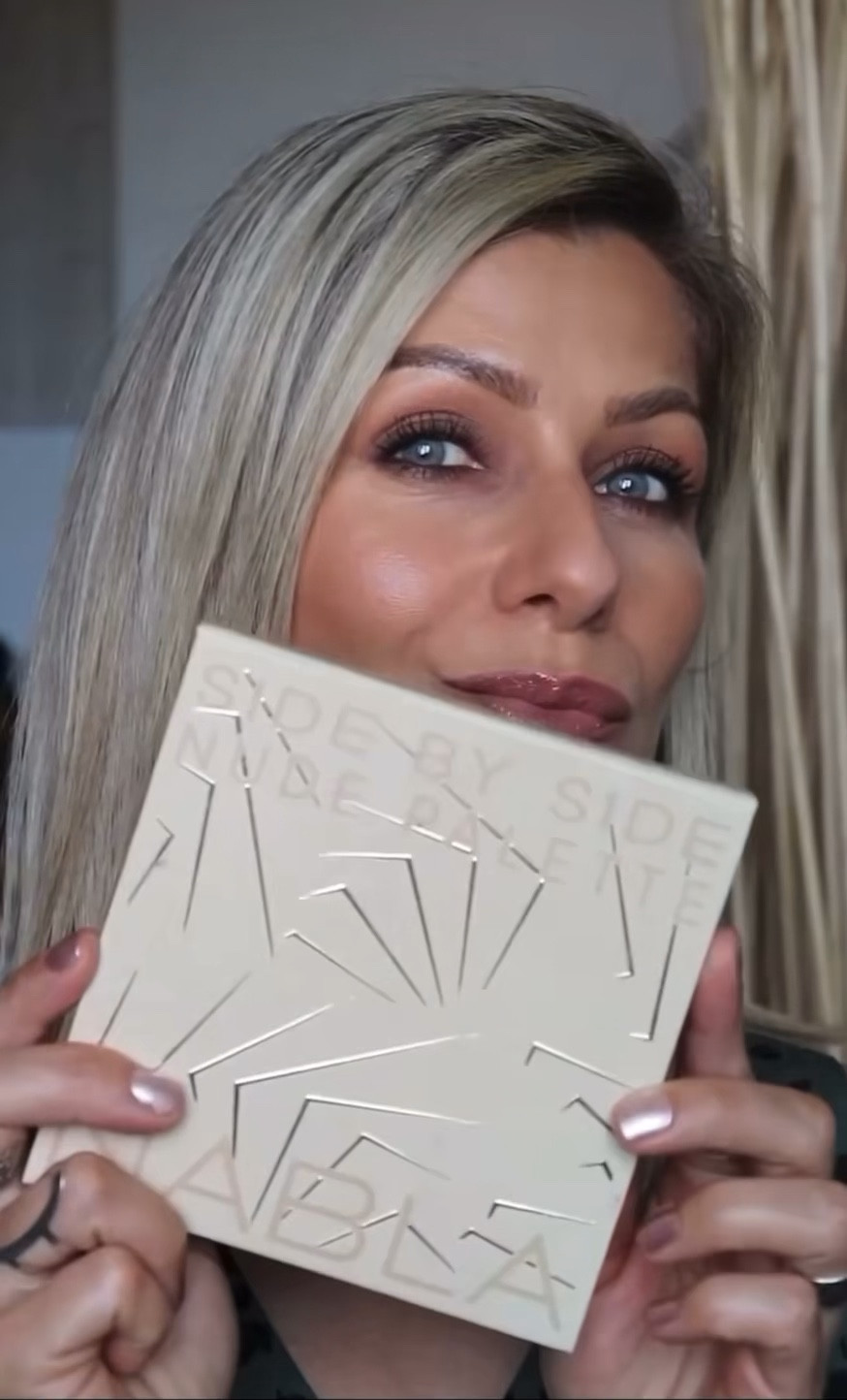 Makeup yeux 

side by side nude palette Nabla cosmetics, Bobbi Brown luxe rich sparkle fard à paupière Moonstone 

#LTKbeauty