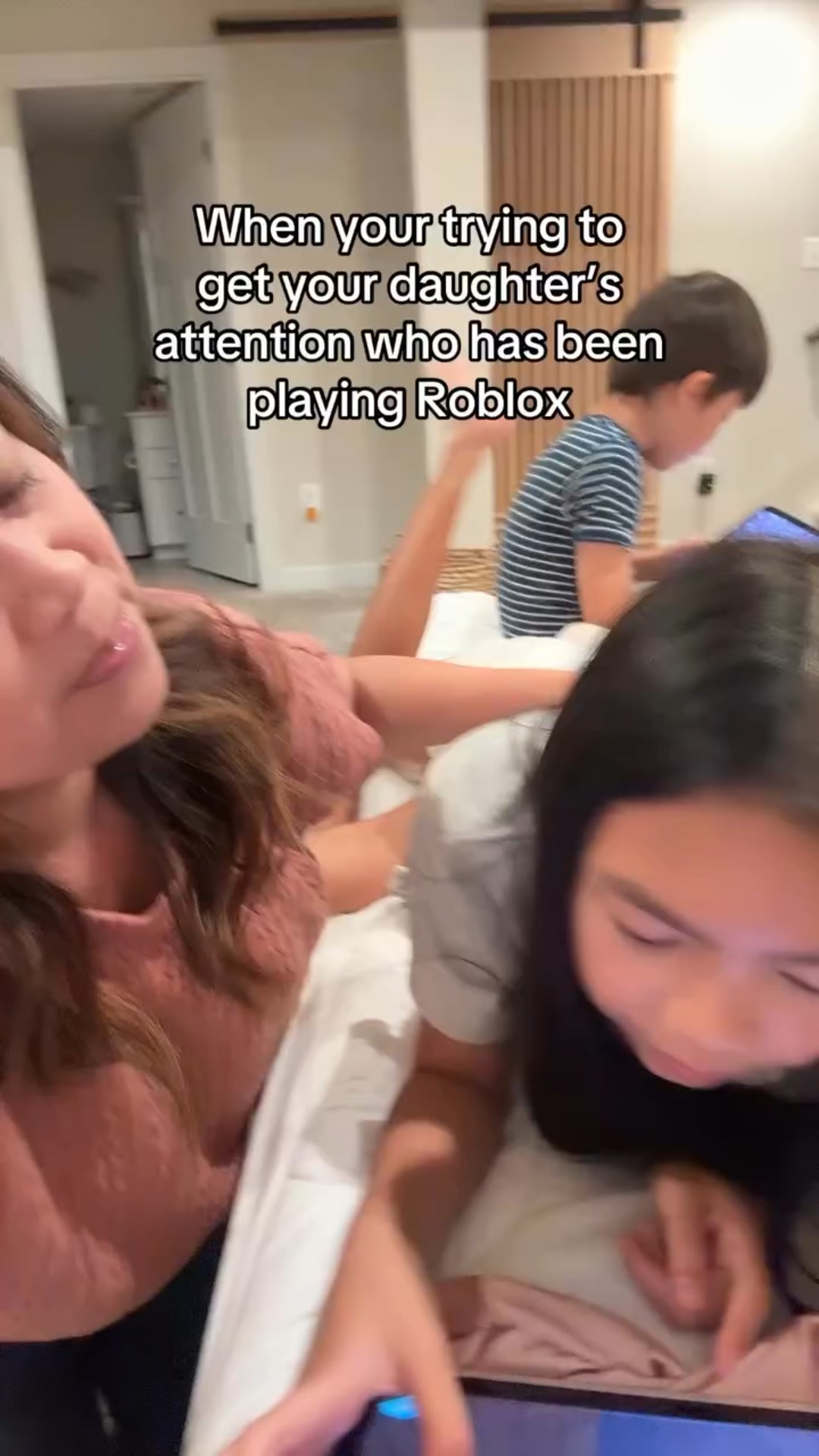 When you want your daughter to noticed you 🤣

•
#momofinstagram #girlmoms #momdaughter #daughtermom