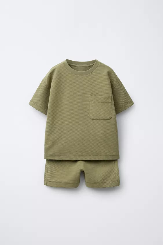 Two-piece jogging set. T-shirt with round neck and short sleeves. Patch pocket on chest. Shorts w... | Zara US