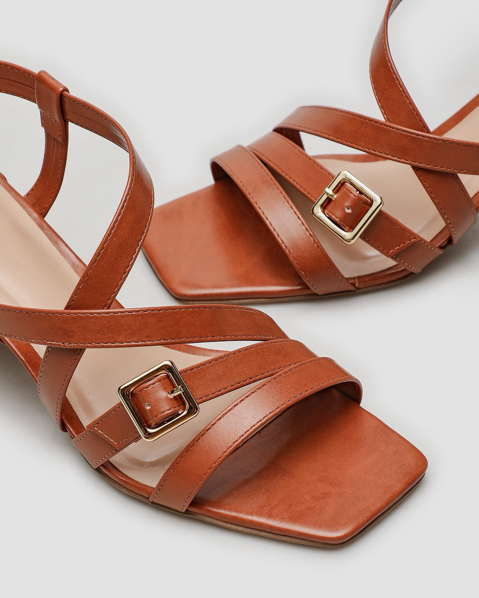 10% de desconto usando meu cupom: RCHLO739230AFL. 🖤 Alie charme, conforto e qualidade em seu look com a Sandália feminina salto média com fivela dupla marrom | Riachuelo. Feita com material sintético, a sandália vem no modelo com salto médio, tiras tradicionais e seu charme está no ajuste duplo por fivela, facilitando o seu calce e variando o seu salto. Aposte!





#LTKbrasil #LTKmaternity #LTKshoes