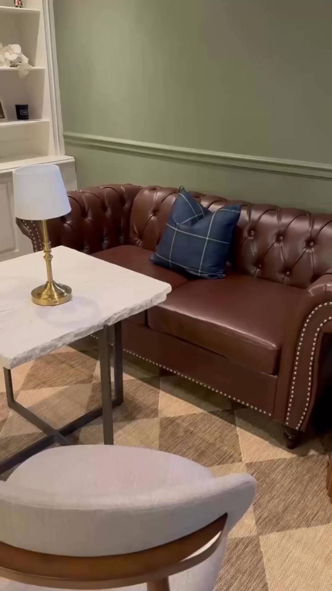 If you want that elevated bar-lounge feel at home, this is the move.
A Chesterfield couch brings structure, weight, and instant character. Link in LTK.

@wayfair 
#ChesterfieldSofa #LoungeVibes #Masculinelnteriors #HomeBarStyle
#Moodylnteriors