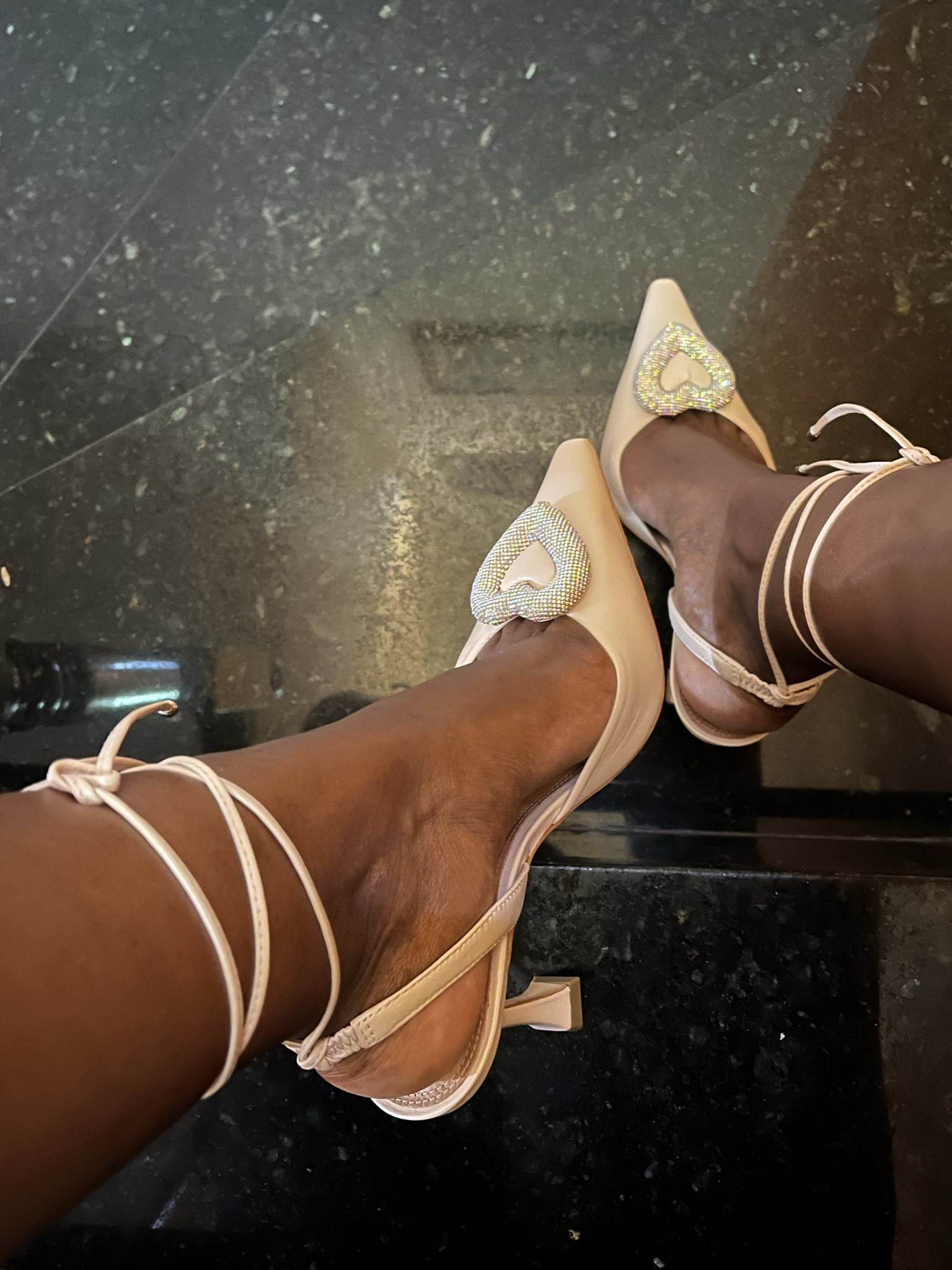 Quem aí também é apaixonada por scarpins diferenciados? ✨🤌🏾

#garimpodakelly #scarpin #brilho #lookoftheday #outfit #fashion #ltkcreator #DesafioLTKCon2024