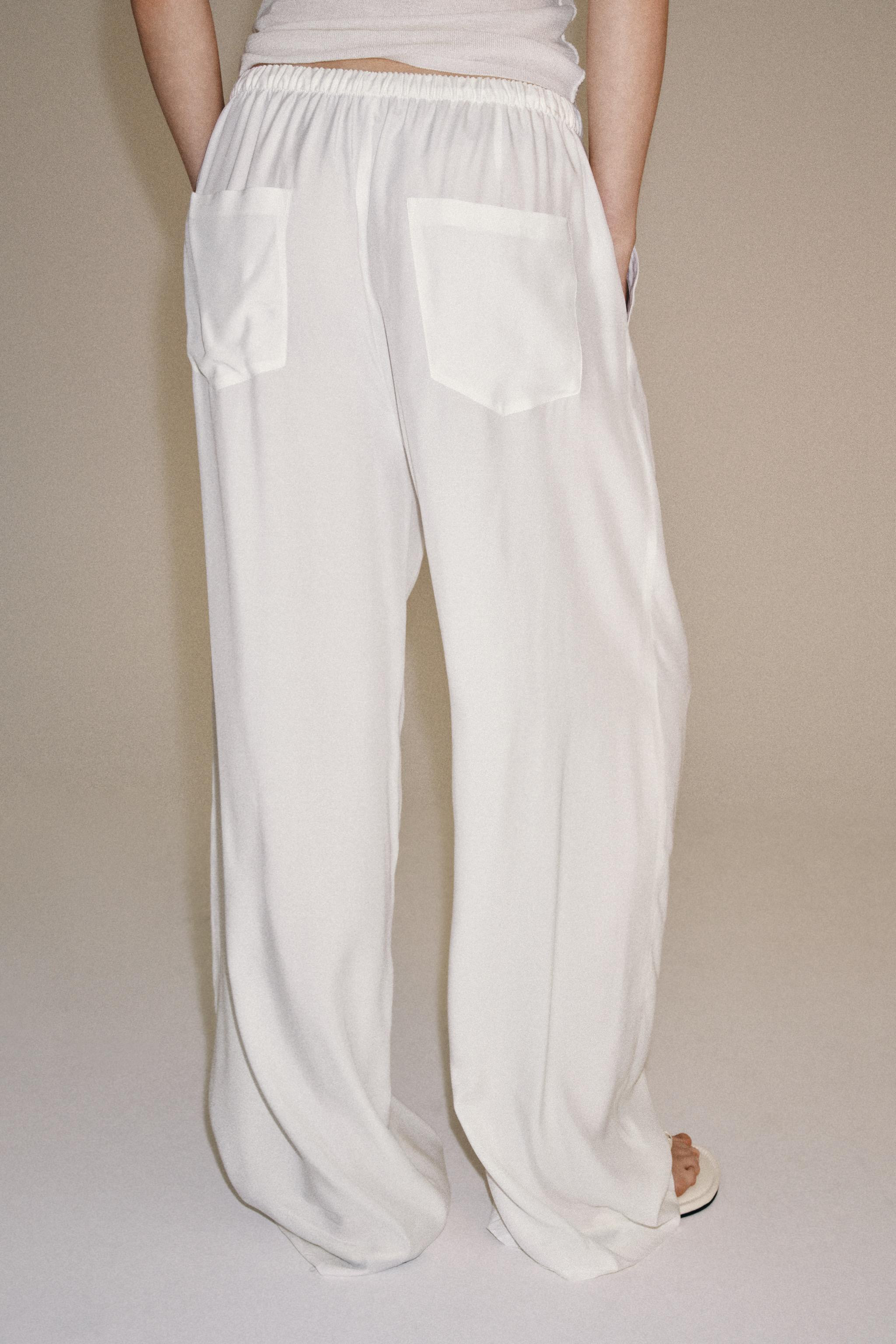 ZARA WOMAN COLLECTIONTrousers made from a viscose blend yarn. Mid-rise with an elastic waistband.... | Zara US