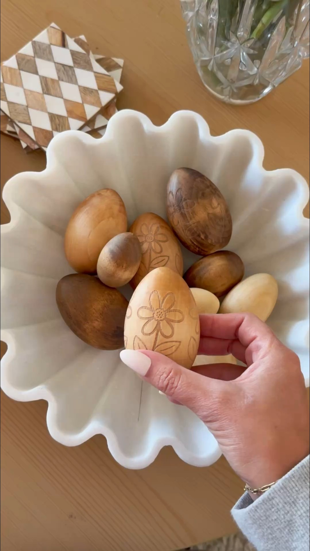 Organic decor wooden eggs with Michael’s! Try this easy diy for Easter 