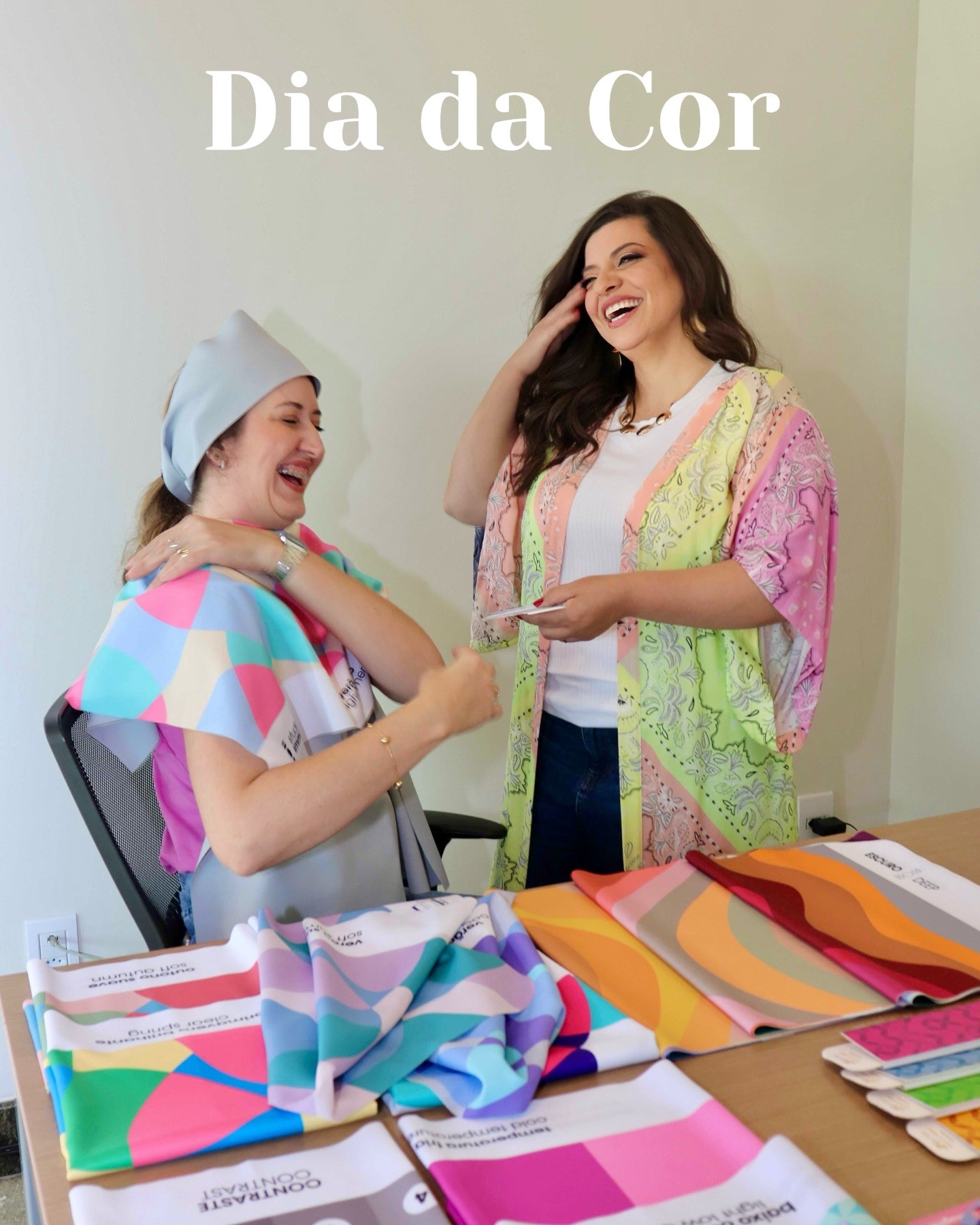 🌈 Hoje é o dia internacional da Cor…

E eu fiquei aqui pensando no que sempre digo à vocês: 
“Os elementos de design são as minhas ferramentas de trabalho para ajudar as mulheres no autoconhecimento”

O que eu mais gosto em cada análise de coloração que realizo é olhar nos olhos das pessoas!

Trabalho há 20 anos com moda, mas mesmo no tempo de estilista eu nunca havia pensando nas cores com a poesia que a Consultoria de Imagem me trouxe. 

Meu primeiro curso na área foi a formação em Coloração Pessoal, há exatos 6 anos. Eu amei tanto descobrir este universo ♥️ Sai de lá fazendo muitos testes, meus amigos e familiares foram as minhas queridas cobaias e eu percebi que até então não havia olhado para eles daquela forma…

Tudo na criação está interligado e começar por pessoas que eu já conhecia só confirmava o caminho, pq a cada análise eu pensava: Caramba, não poderia ser diferente, essas cores expressam muito do que esse pessoa traz dentro de si!

Que alegria eu tenho em continuar olhando nos olhos das pessoas que confiam em mim para dar um passo a mais no autoconhecimento, seja online ou pessoalmente. 

Sou grata a cada um de vocês e a Deus por mais uma vez confirmar em mim meu caminho através da moda e do estilo, usando meu trabalho nas cores para ajudar a todos que passam por mim, sobretudo outras mulheres.

Será uma alegria num futuro, breve ou distante, poder olhar fundo nos seus olhos também!

#consultoriadeimagem #consultoriadeestilo  #estilo  #cores  #diadacor  #colorday  #analisedecores  #imagempessoal  #analisedecoloracaopessoal  #coloracaopessoal