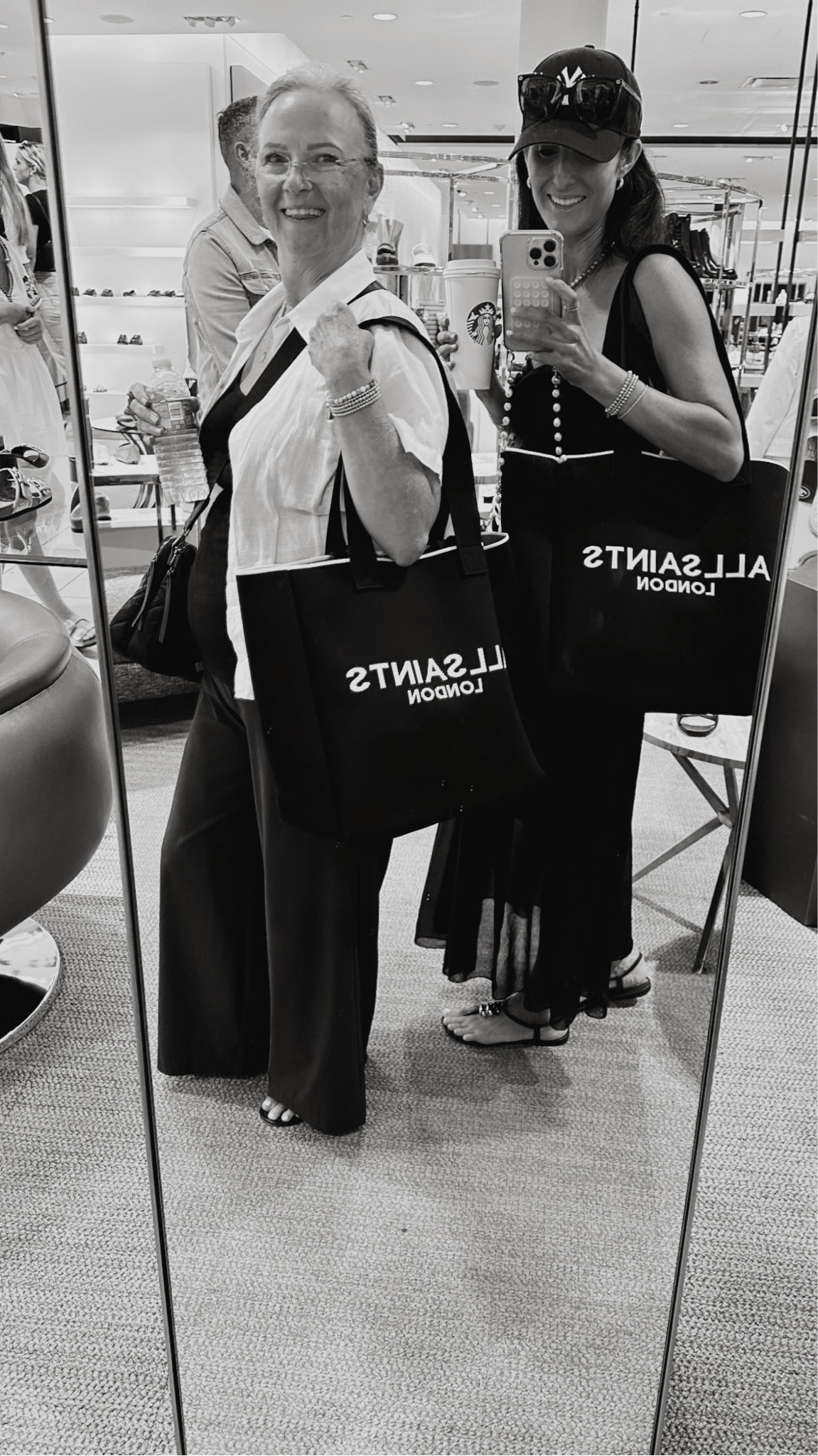 MALL WITH MAMA🖤
Loving this new color on this tote bag!
StylinByAylin, Aylin

#LTKSeasonal #LTKItBag #LTKStyleTip