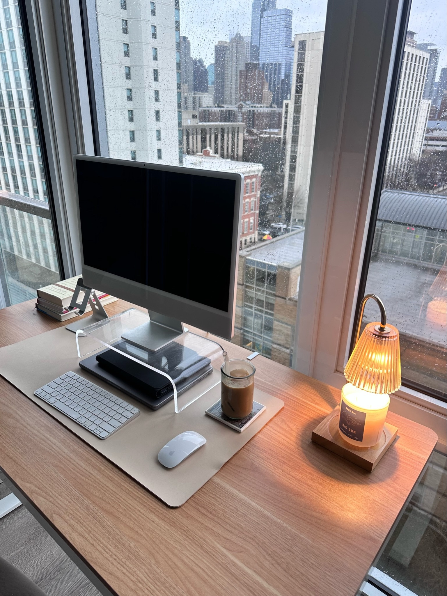 A workspace that works! My go-to desk setup for staying organized #deskessentials #desksetup #breakyourbudget #investinyourself

#LTKHome #LTKWorkwear