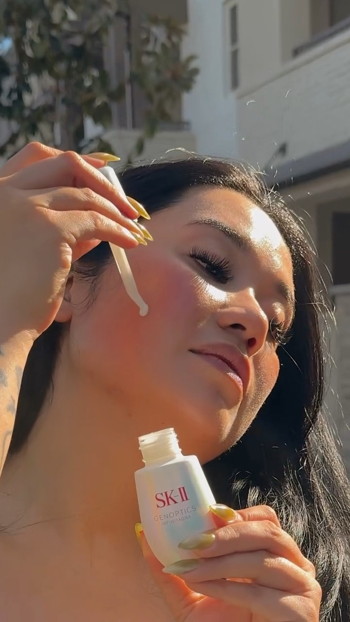 Glassy, luminous skin isn’t a filter—it’s consistency ✨
I’ve been using SK-II GenOptics Ultraura Essence and the glow is on another level.

This serum targets dark spots, uneven skin tone, and dullness while giving that lit-from-within radiance. The texture? Lightweight, silky, and absorbs like luxury skincare should.

If you’re building a routine for brighter, clearer, more radiant skin—this is THAT step.

Your glow era starts with what you put on your skin 💫 @skii.usa @skii 

#SKII #GlassSkinRoutine #BrighteningSerum #LuxurySkincare #HyperpigmentationCare
