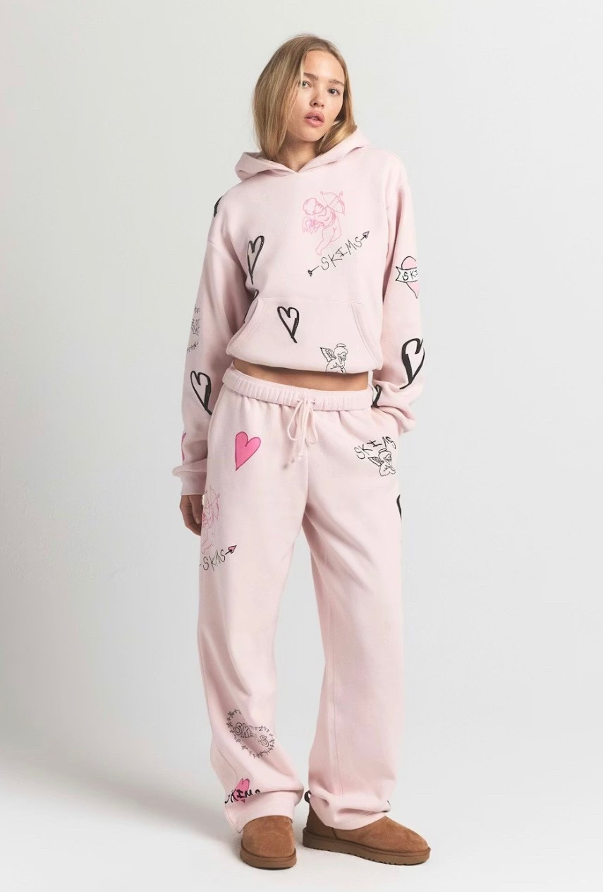 Valentine’s Day set from skims 

Matching set 
Skims 
Sweatset 

#LTKValentine #LTKmomlife #LTKPetite