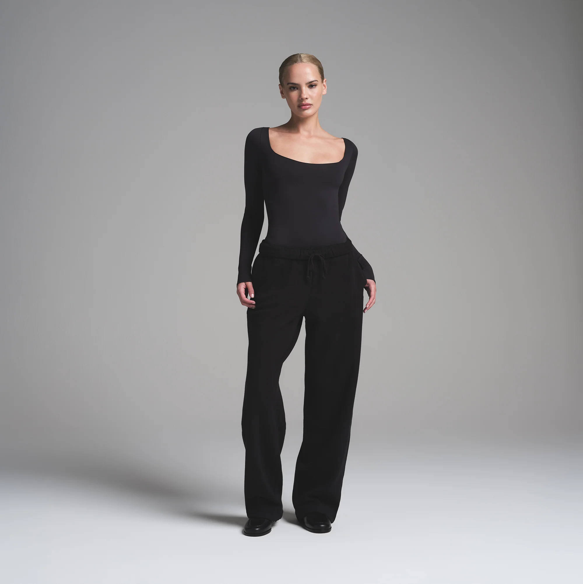 SKIMS Essential Long Sleeve Scoop Neck Bodysuit | Black | Large/XL | Essential Bodysuits | SKIMS (US)