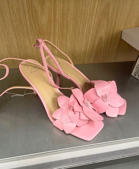 #tosettes #toseheels #pinksandals #pinkshoes #girlyshoes #appliquesandals #springshoes #bridal #wedding #easter #sundaybtunch

#LTKshoecrush