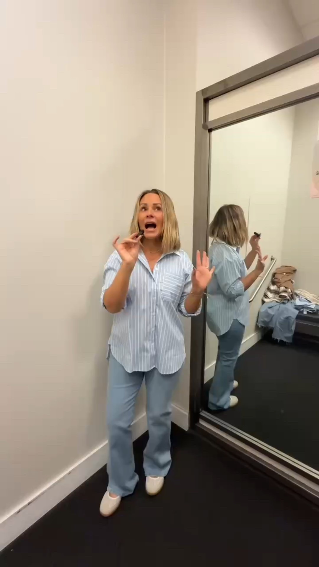 How to style an oversized button-down when you’re petite 🤎
The trick: add a vest to instantly cinch the waist and give your shape back.
It keeps the look relaxed + effortless but still polished and proportioned.

Perfect for: school drop-off, office days, or a cozy Thanksgiving outfit 🍂